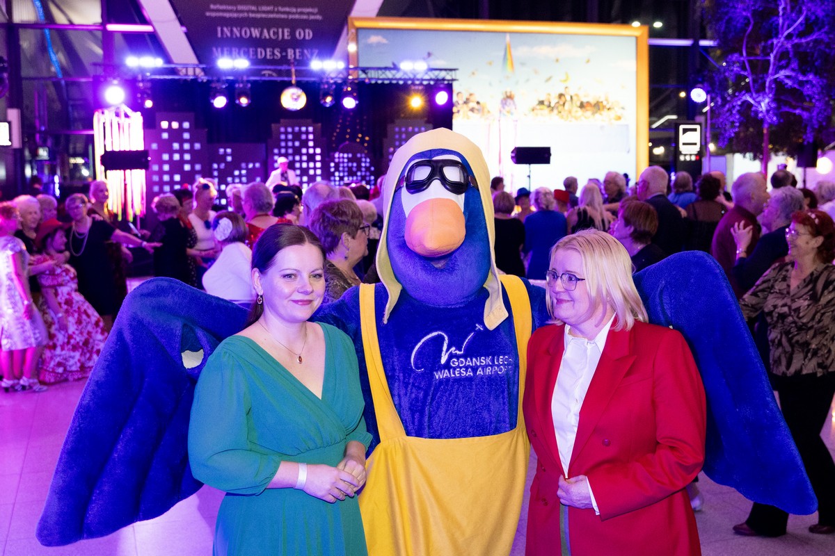 Aleksandra Kosiorek, prezydent Gdyni i Agnieszka Baranowska, członkini zarządu wojew&oacute;dztwa pomorskiego pozują do zdjęcia z maskotką lotniska &ndash; mewą Airnestem