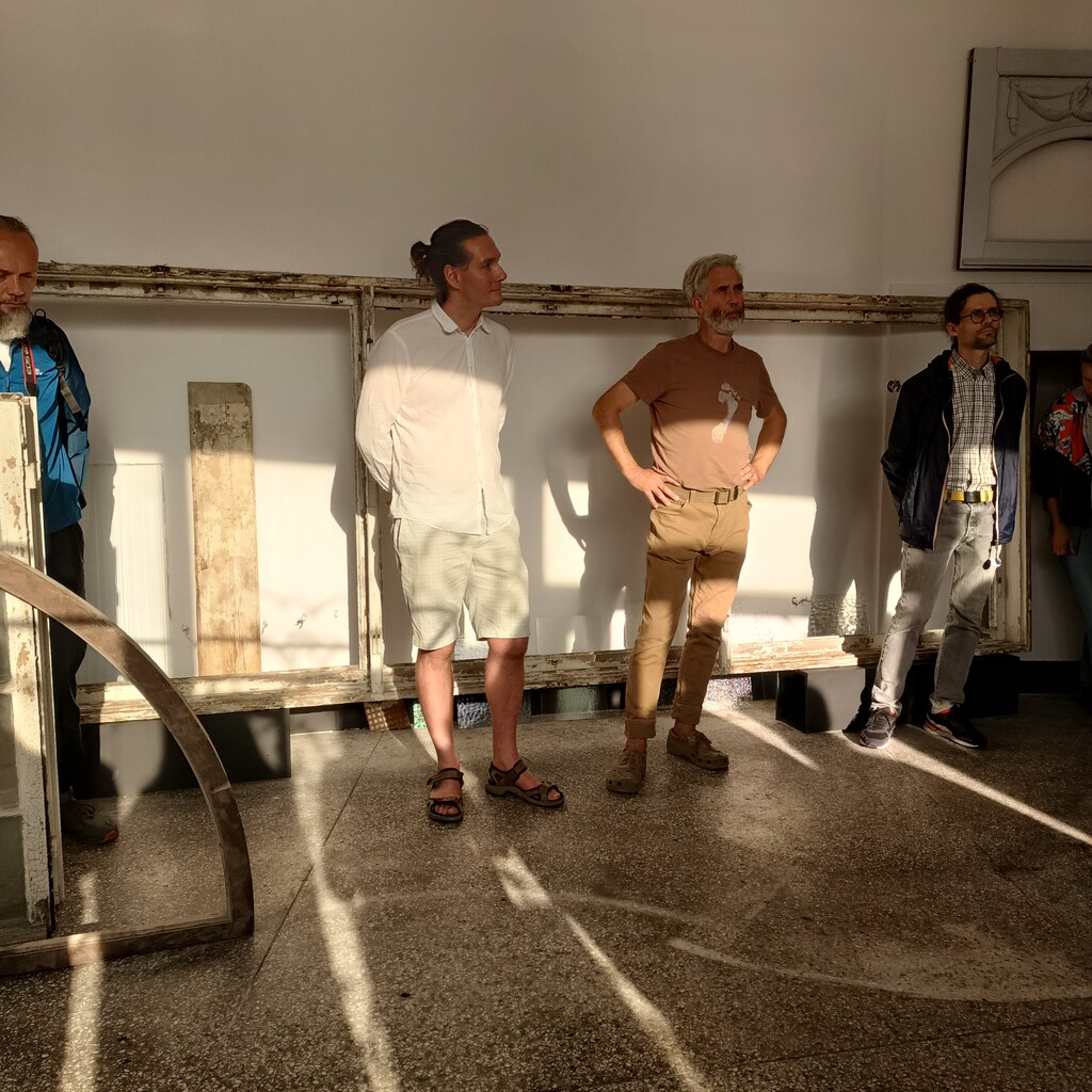 Kuratorzy wystawy &bdquo;Okna i drzwi: od&bull;nowa&rdquo; - Mirosław Studniak i Radek Radziejewski - podczas otwarcia, fot. Referat Miejskiego Konserwatora Zabytk&oacute;w