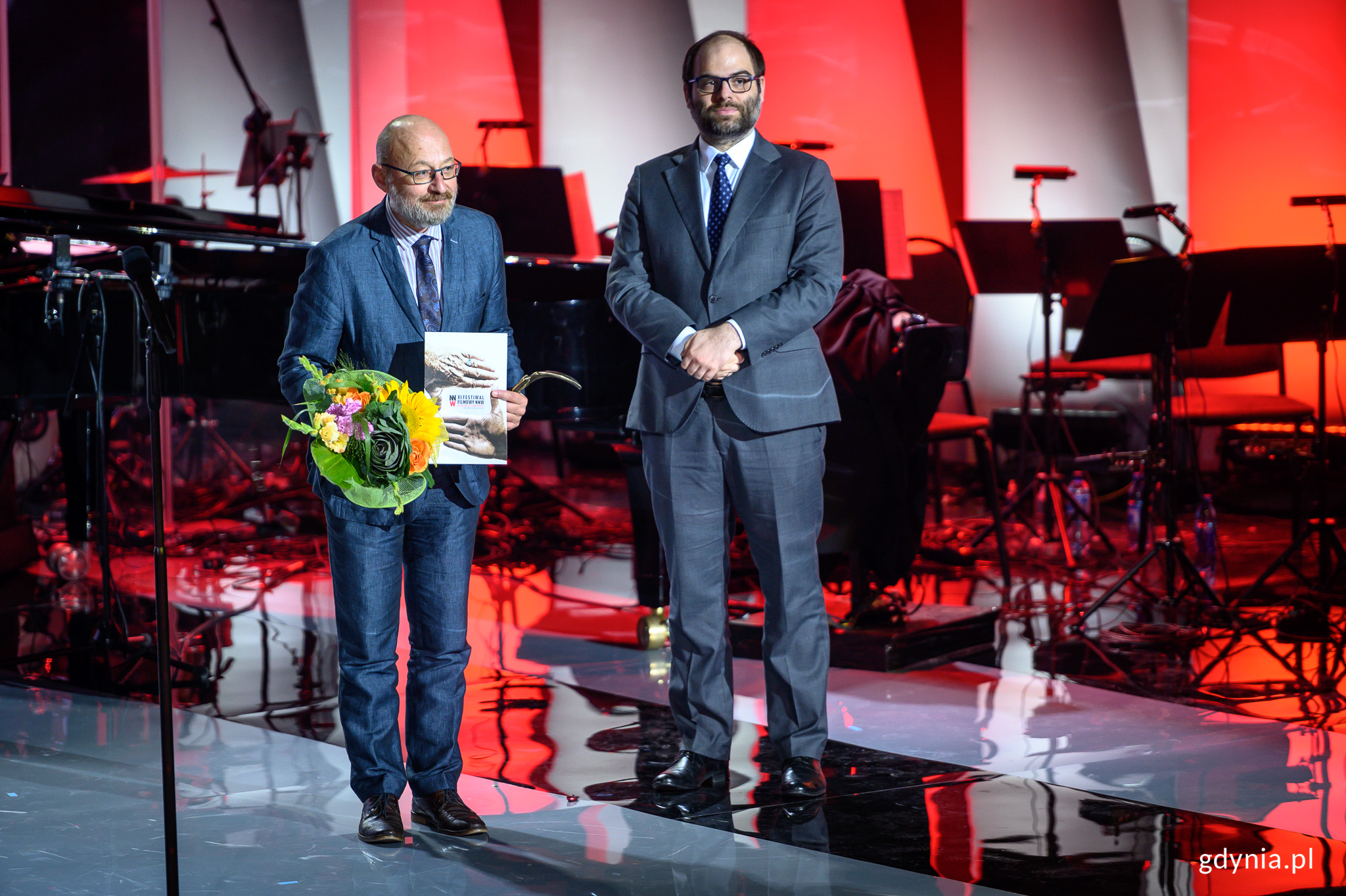 Robert Kaczmarek odbiera nagrodę za najlepszy film festiwalu // fot. Dawid Linkowski