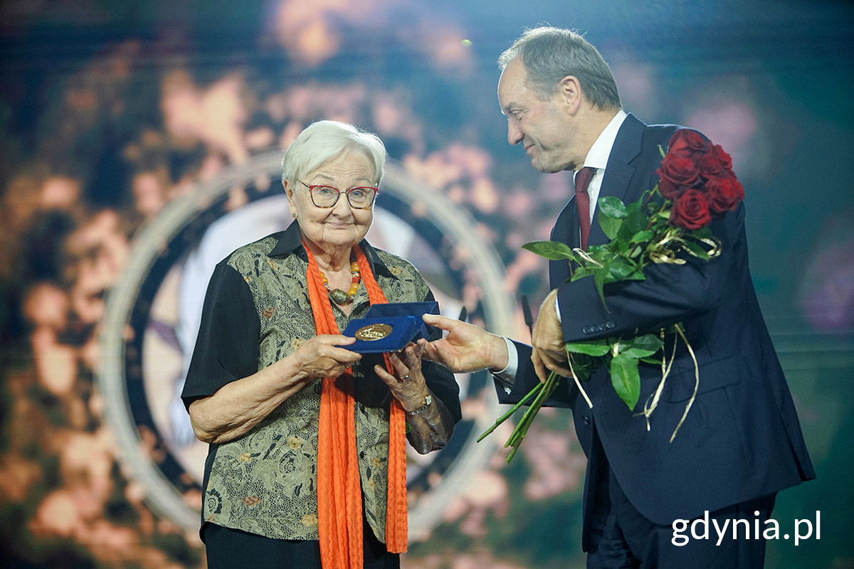 Ewa Łętowska odbiera medal, obok mężczyzna