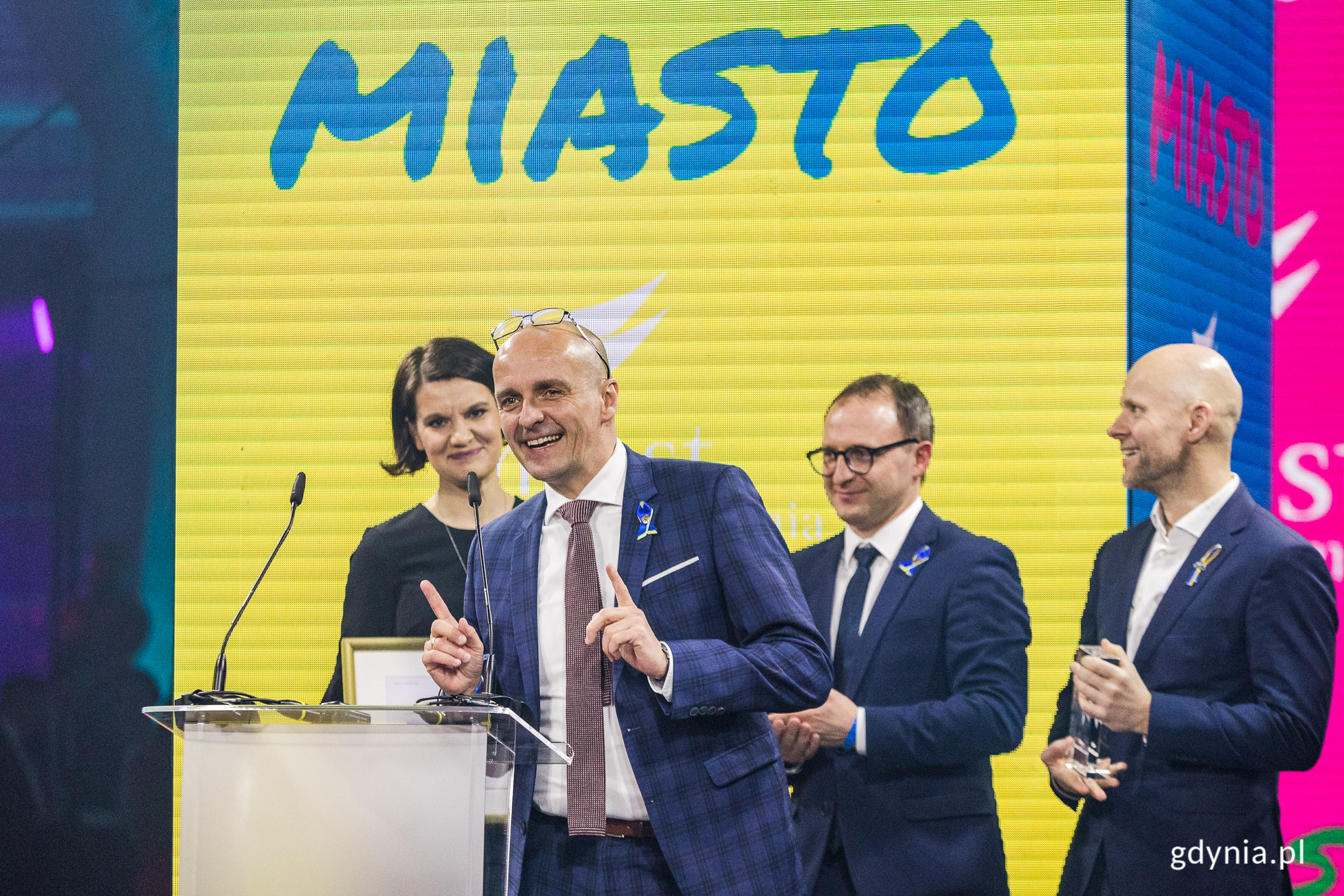 Reprezentanci Tr&oacute;jmiasta odbierają nagrodę podczas gali. Pierwsza z lewej wiceprezydent Gdyni ds. gospodarki, Katarzyna Gruszecka-Spychała, fot. Karol Stańczak