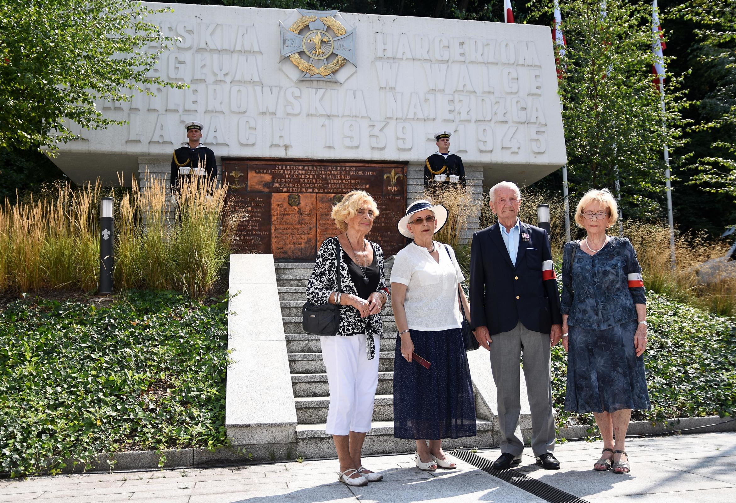 Uczestnicy Powstania Warszawskiego przed pomnikiem w Gdyni, fot. Kamil Złoch