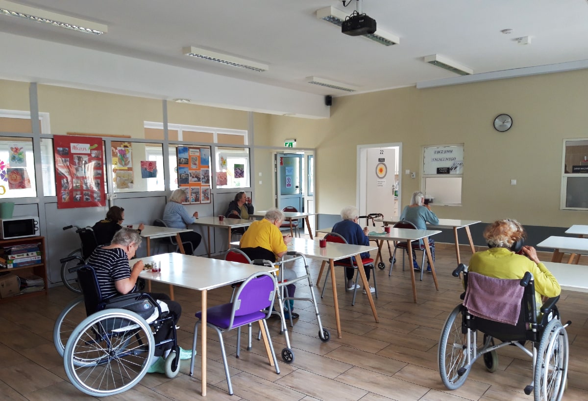 Starsze osoby na w&oacute;zkach inwalidzkich