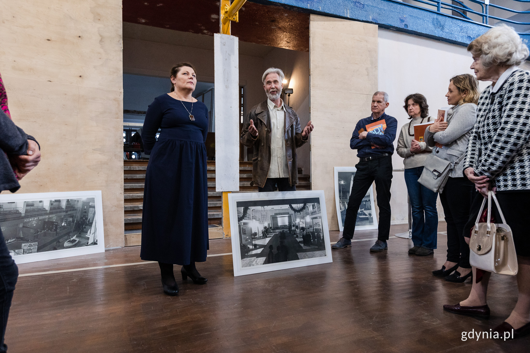 Ewa Jachnicka, konserwatorka zabytk&oacute;w i Mirosław Studniak, wykonawca renowacji opowiadają o pracach w budynku Polska YMCA. Fot. Karol Stańczak