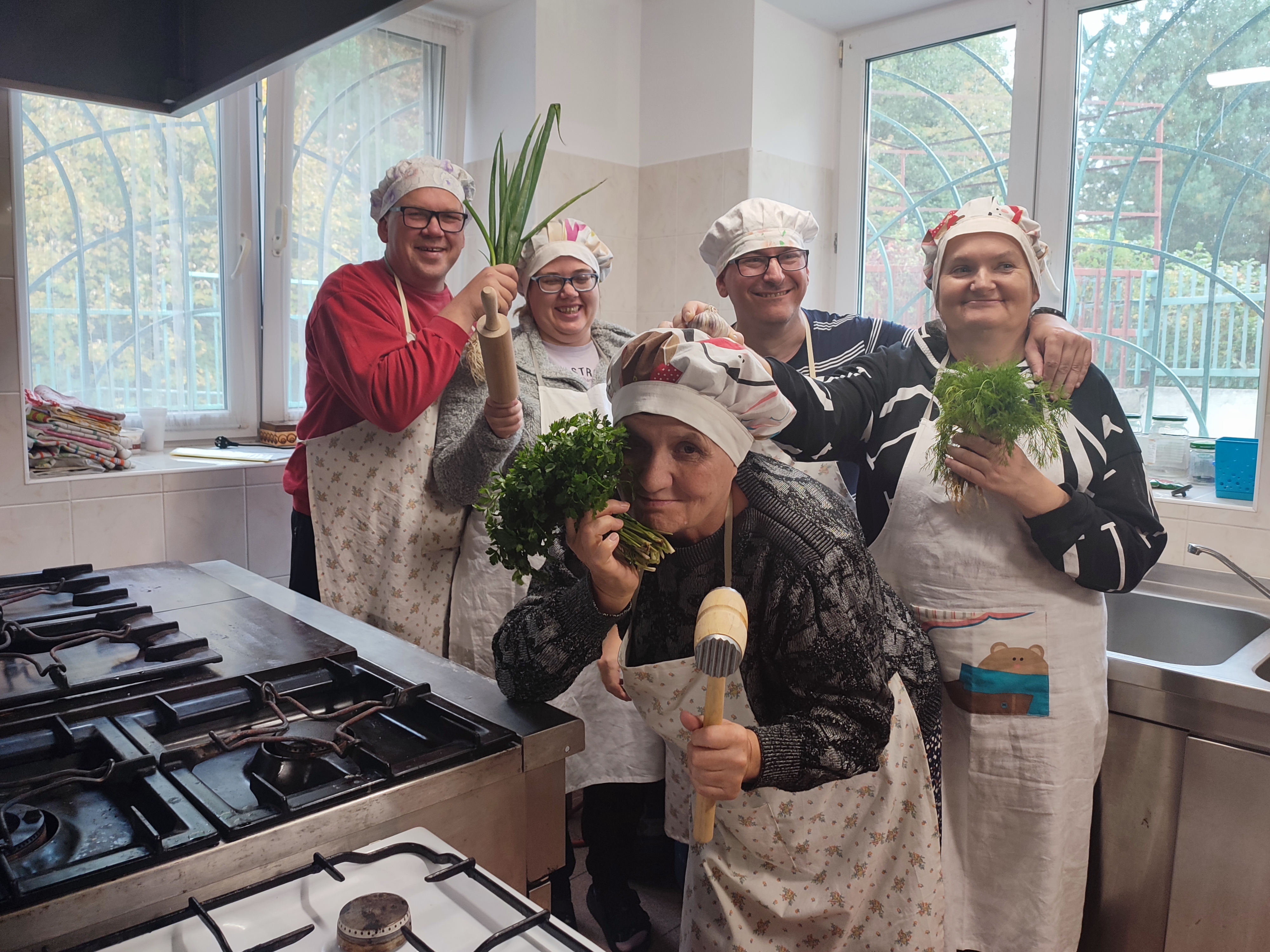 Grupa os&oacute;b w kuchni 