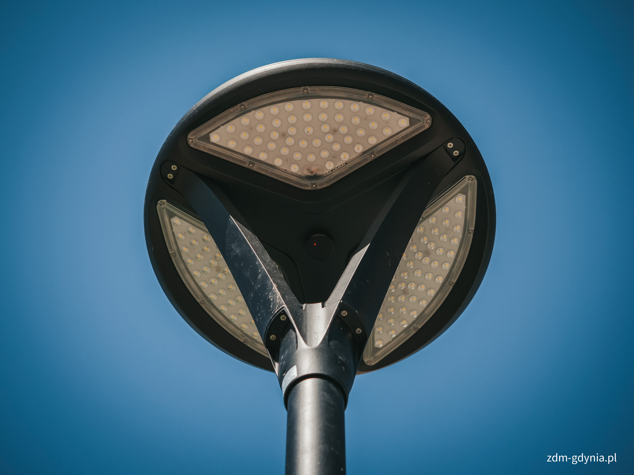 Lampa solarna (fot. Marcin Mielewski, Zarząd Dr&oacute;g Miejskich)