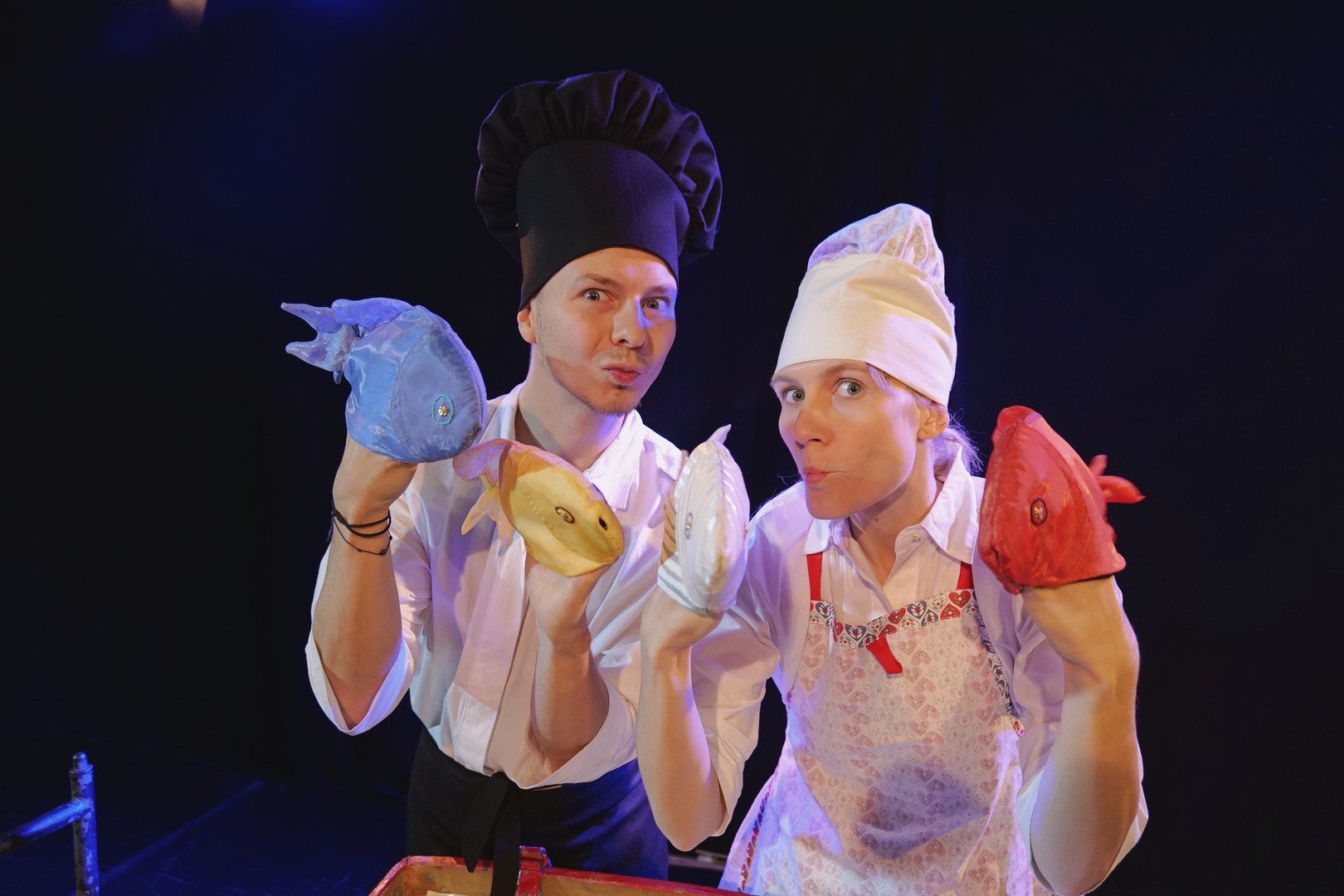 Filip W&oacute;jcik i Anna Bochnak-Fryc podczas pr&oacute;by przedstawienia &bdquo;Rybak i Geniusz&rdquo; w Teatrze Gdynia Gł&oacute;wna // fot. Grzegorz Kujawiński