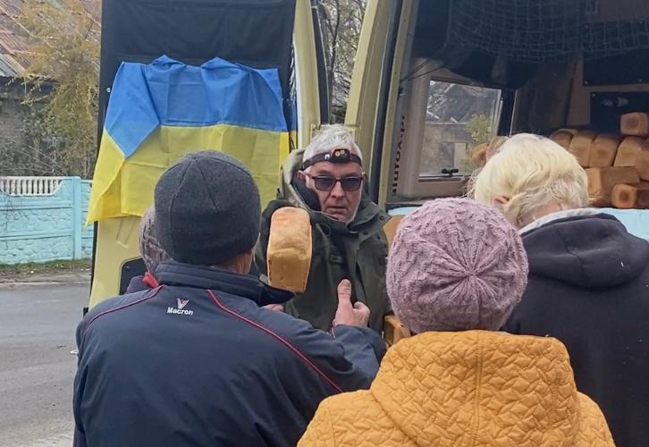 Mieszkańcom ukraińskich miast Mariusz Delgas dostarczał m.in pieczywo // mat. prywatne