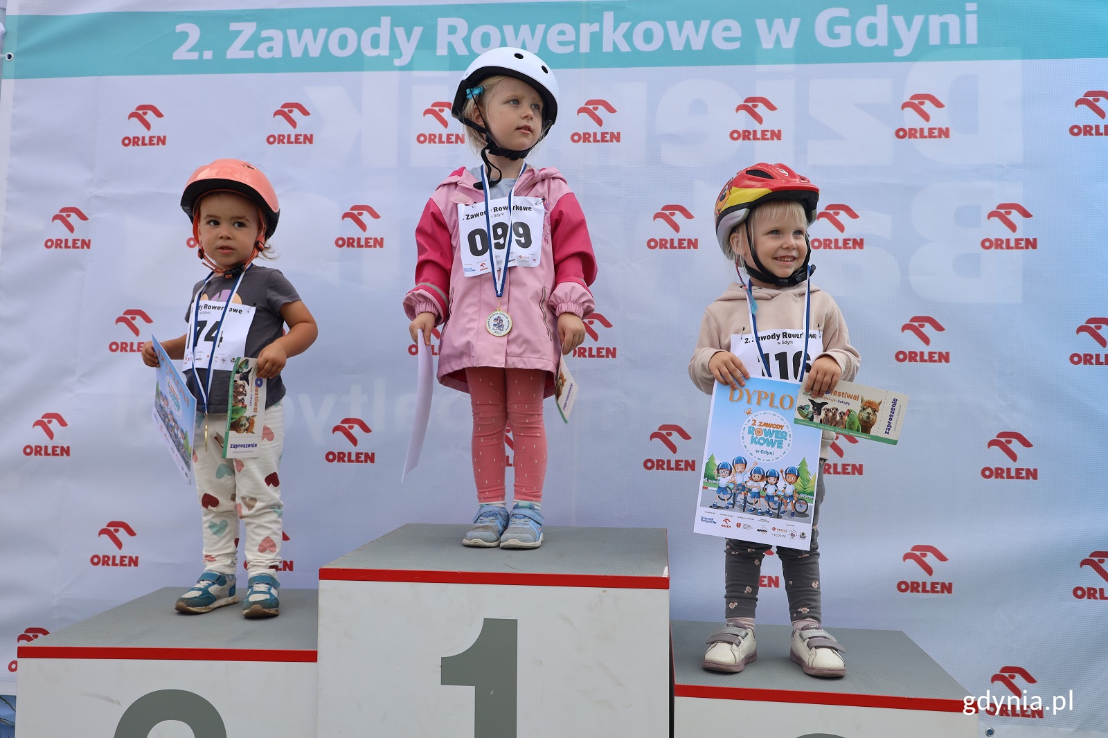 Dzieci na podium zawod&oacute;w rowerkowych w Gdyni (fot. Dawid Kowalski)