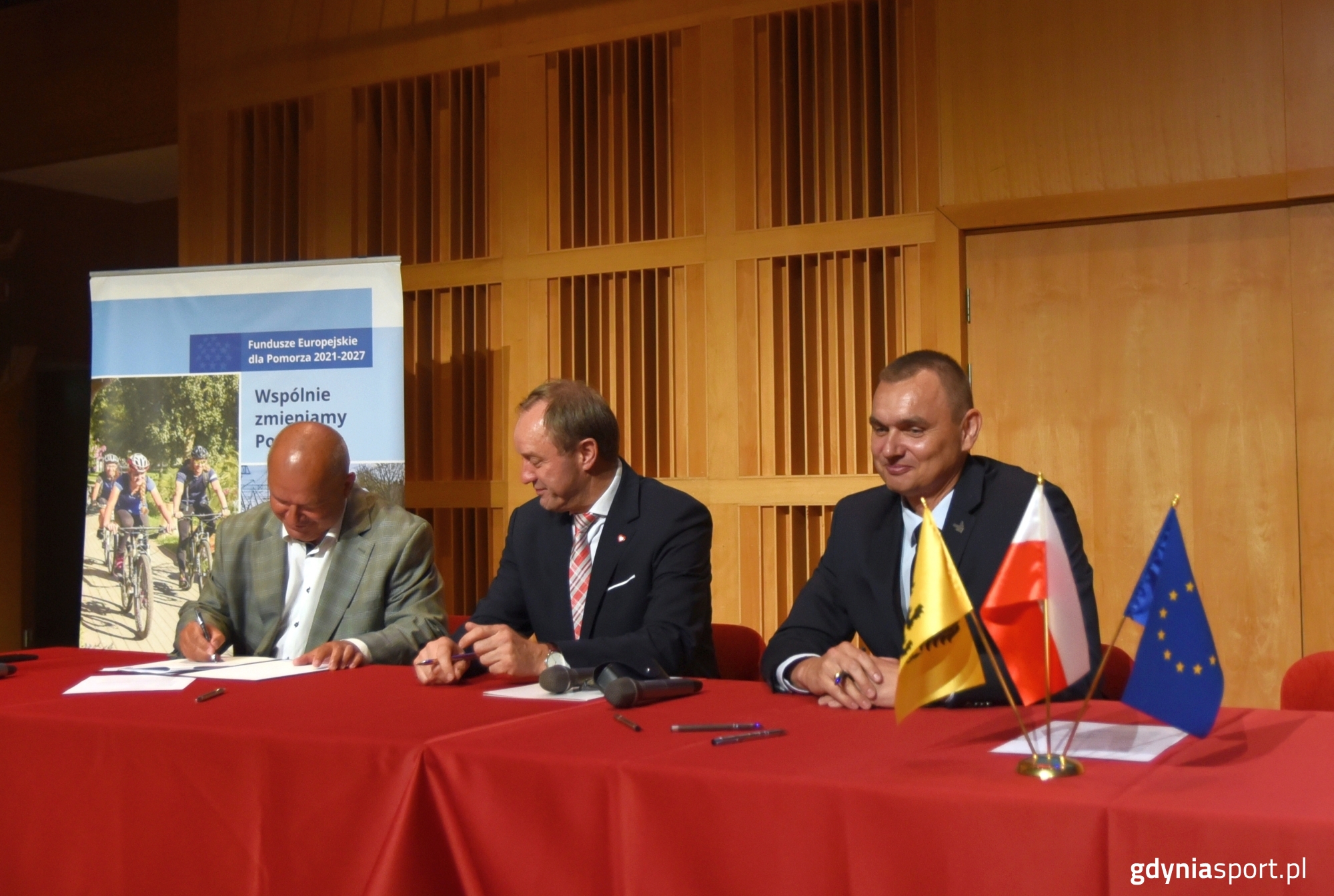 Umowę parafowali (od lewej) Wiesław Byczkowski, Wicemarszałek Wojew&oacute;dztwa Pomorskiego, Mieczysław Struk, Marszałek Wojew&oacute;dztwa Pomorskiego, Przemysław Dalecki, dyrektor GCS (fot. Marek Urbaniak)