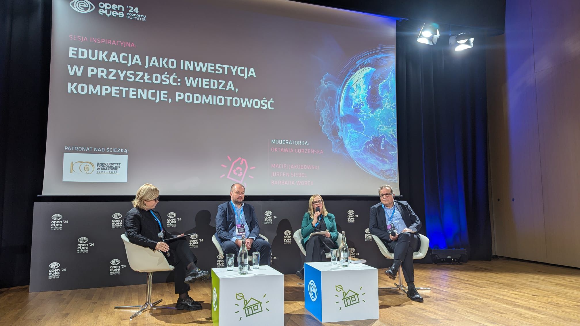 Panel &bdquo;Edukacja jako inwestycja w przyszłość: wiedza, kompetencje, podmiotowość&rdquo; i jego uczestnicy (od lewej): wiceprezydentka Gdyni Oktawia Gorzeńska, dr Maciej Jakubowski, prof. Barbara Worek z Uniwersytetu Jagiellońskiego i dyrektor Instytutu Badań Edukacyjnych &ndash; J&uuml;rgen Siebel, executive director of European Centre for the Development of Vocational Training