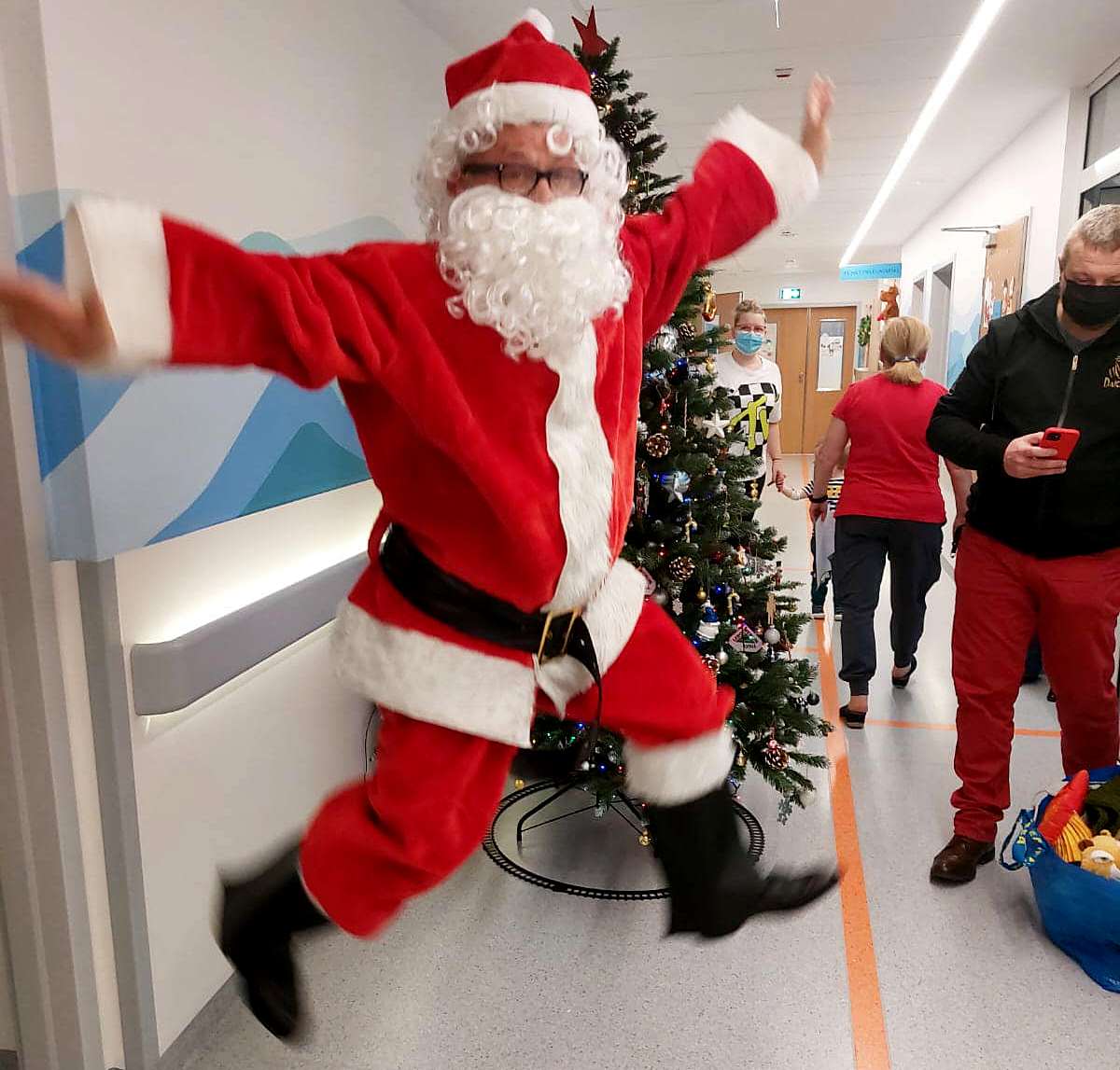 Oddział Pediatrii w Szpitalu św. Wincentego a Paulo odwiedził Mikołaj z Fundacji Przemek Dzieciom - aktor Tadeusz Chudecki. Źr&oacute;dło: Szpitale Pomorskie