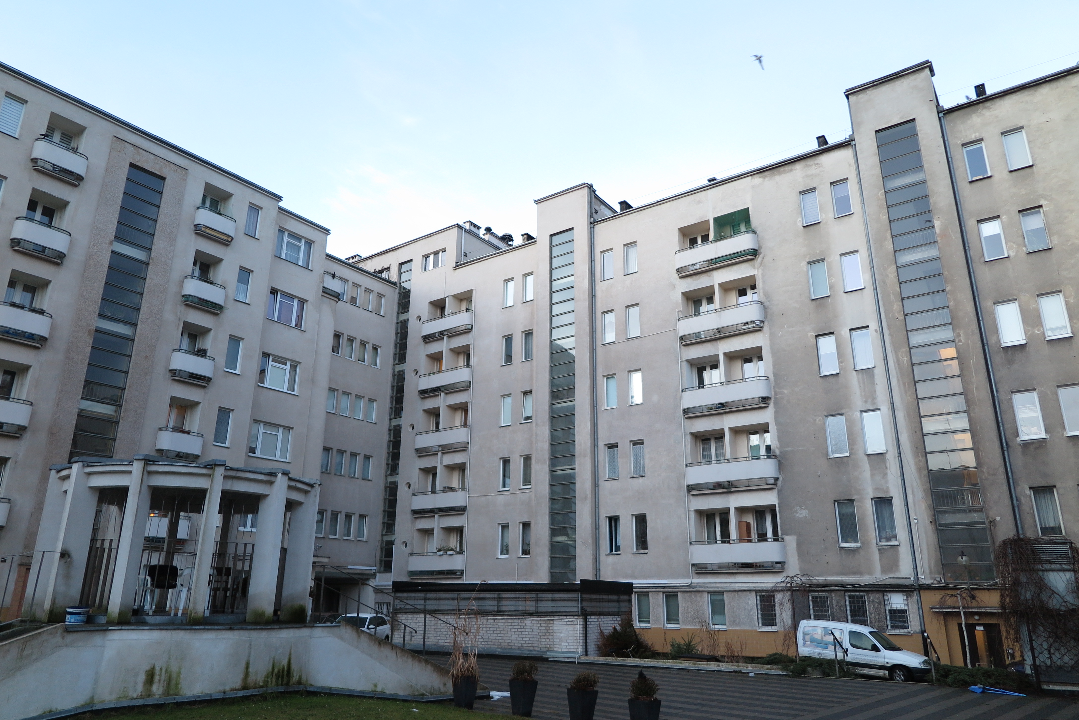 1.	Budynek mieszkalny, ul. 3 Maja 27-31 - remont części elewacji od podw&oacute;rza