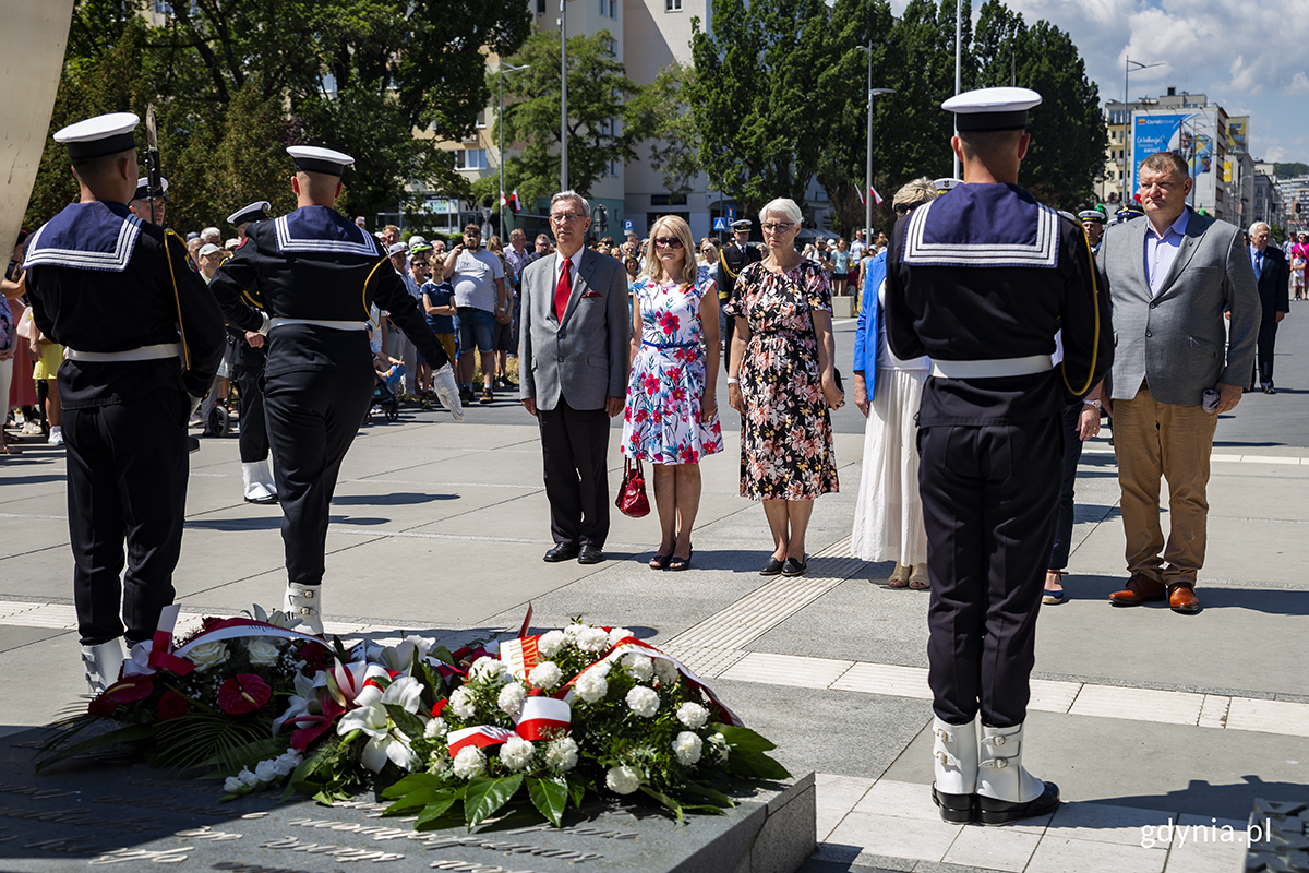 Joanna Zielińska, przewodnicząca Rady Miasta Gdyni wraz z gdyńskimi samorządowcami składa kwiaty pod pomnikiem Polski Morskiej. Fot. Przemysław Kozłowski