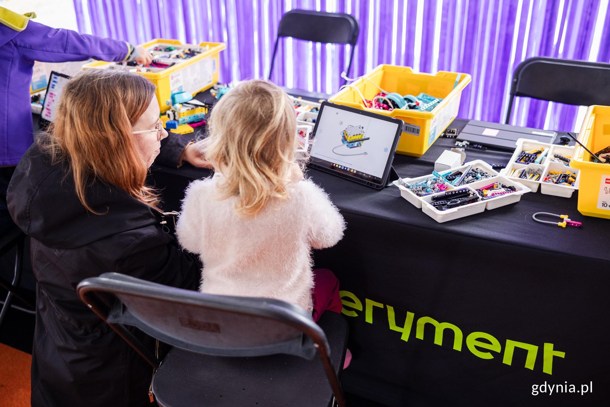 Stoisko Centrum Nauki Experyment w Kids Zone (fot. Karol Stańczak)