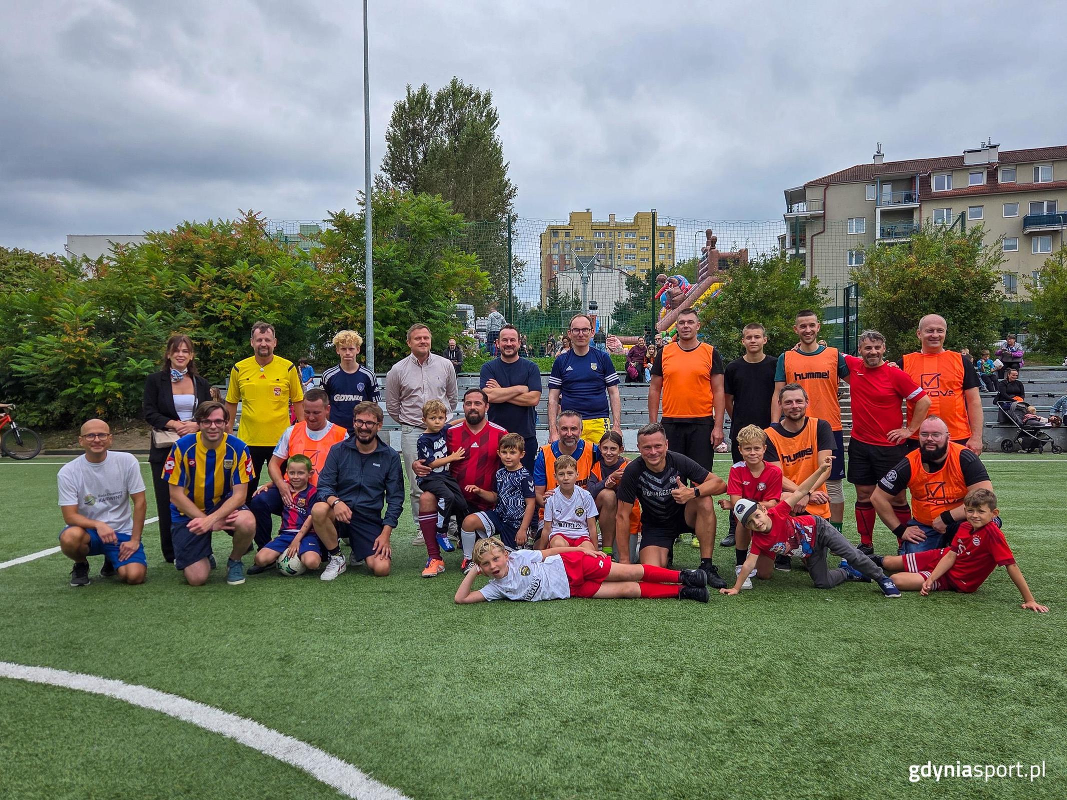 Uczestnicy meczu Samorządowcy vs Mieszkańcy (fot. Marek Urbaniak)