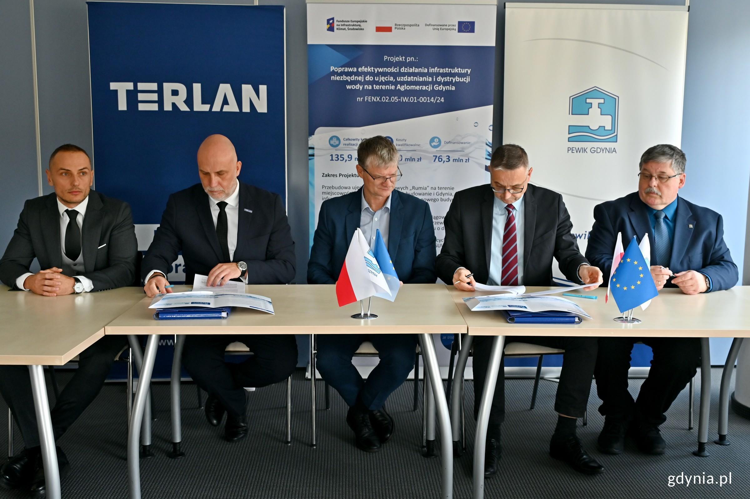Od lewej: Jakub Wiernicki &ndash; dyrektor ds. realizacji i rozwoju firmy Terlan, Marek Borkowski &ndash; prezes zarządu firmy Terlan, wiceprezydent Gdyni Rafał Geremek, Jacek Kieloch &ndash; prezes zarządu PEWIK Gdynia oraz Wiesław Kujawski &ndash; wiceprezes ds. eksploatacji PEWIK Gdynia podczas podpisywania umowy na wymianę wodomierzy (fot. Magdalena Czernek)