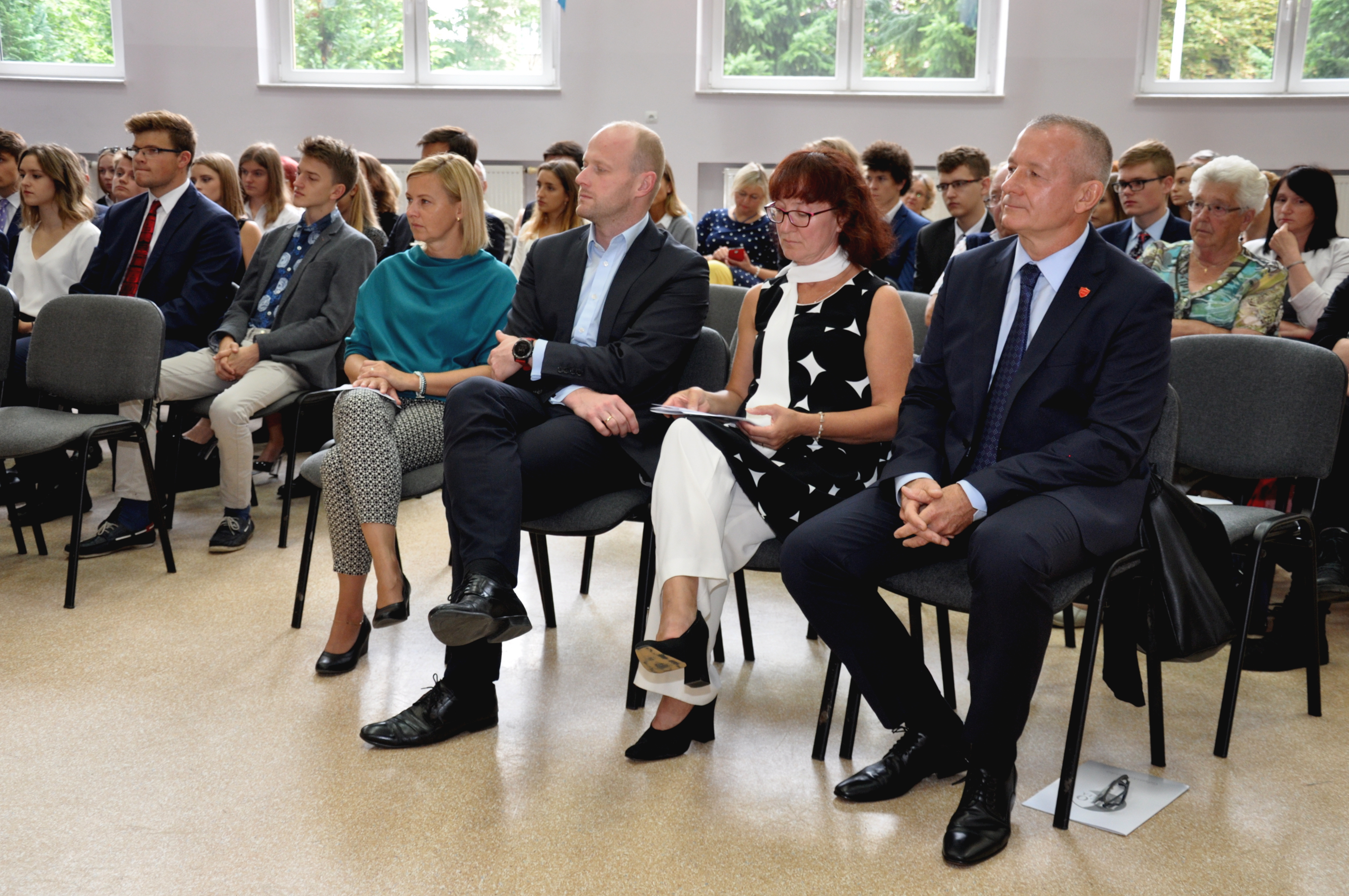 Goście uroczystości, m.in. Beata Szadziul, radna Gdyni i wicepreydent Bartosz Bartoszewicz (od lewej) // fot. materiały III LO