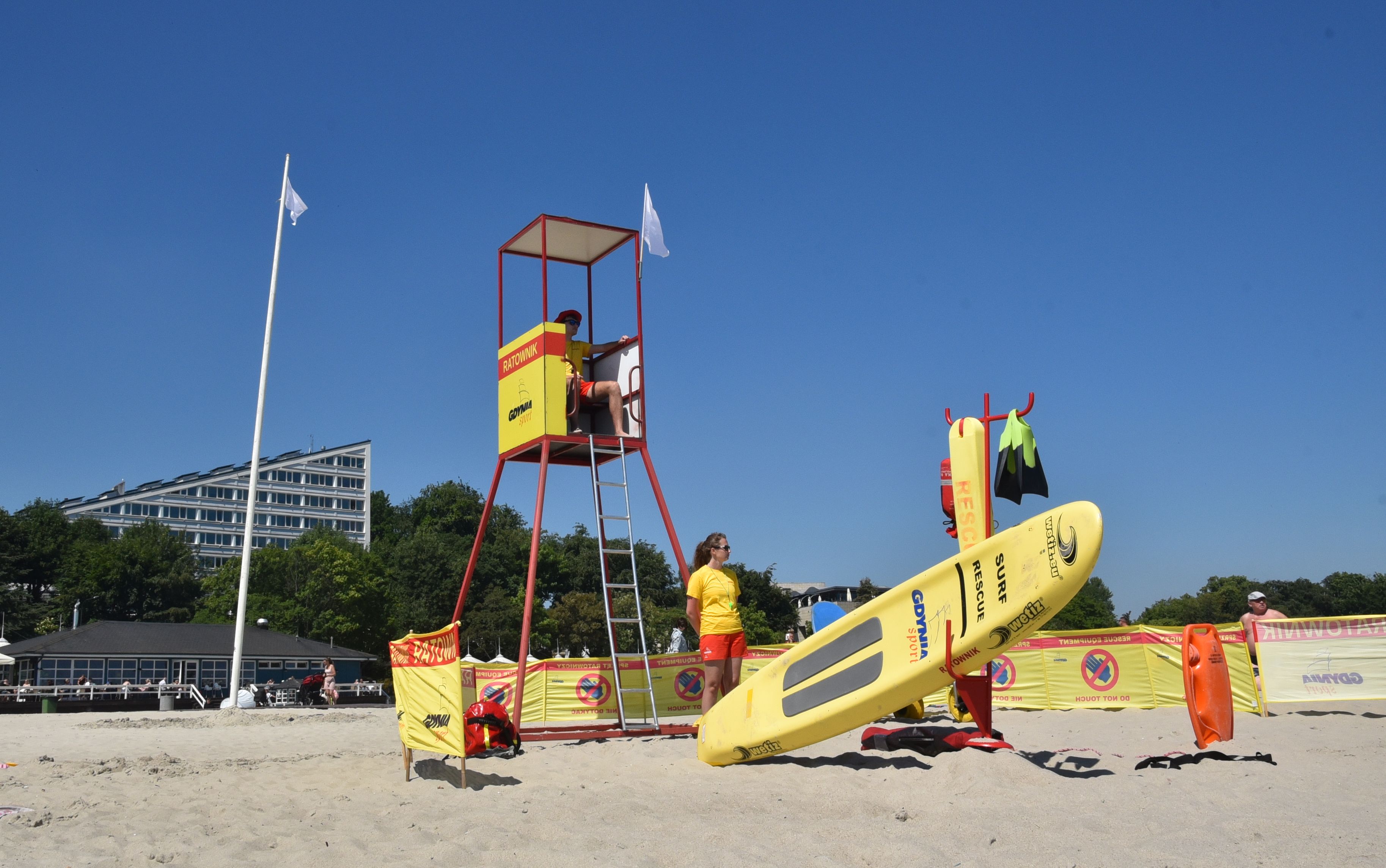 ratownicy na stanowisku na plaży Gdynia Śr&oacute;dmieście
