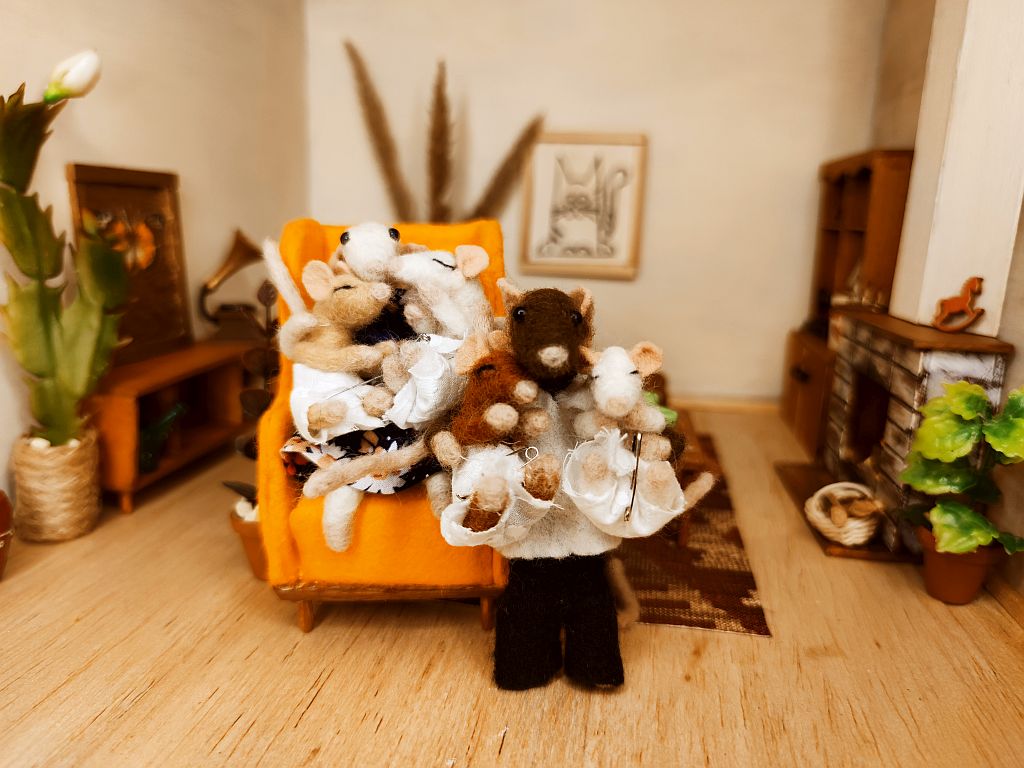 Na zdjęciu rodzina filcowych myszek w mieszkaniu. Białe i brązowe myszki stoją po środku pokoju.fot. Aneta Rychert, Mysie opowieści