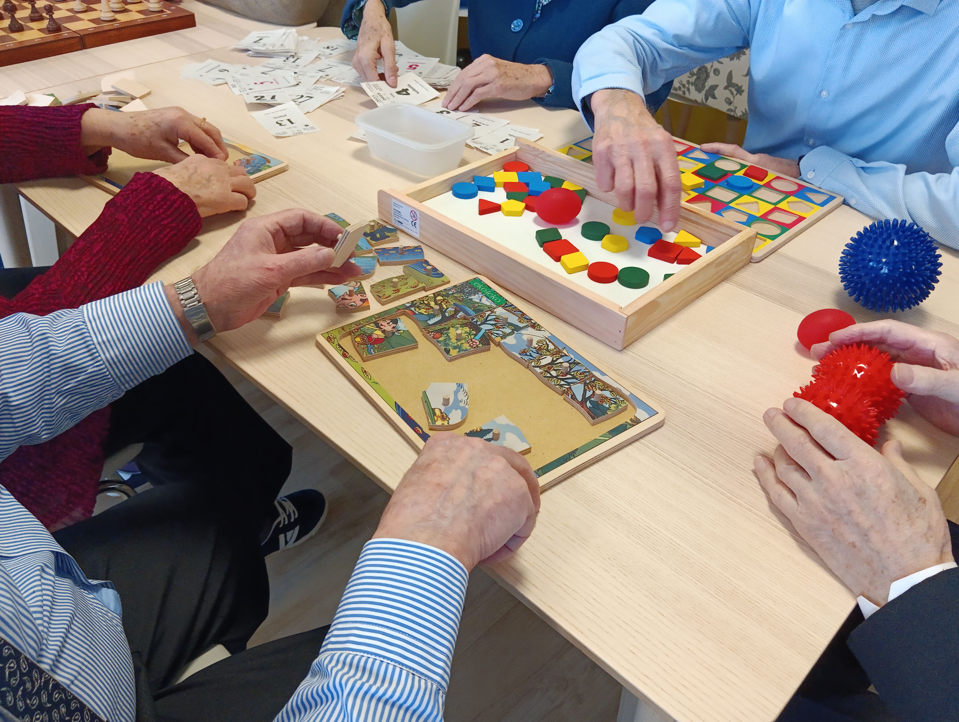 Grupa os&oacute;b przy pracach manualnych 