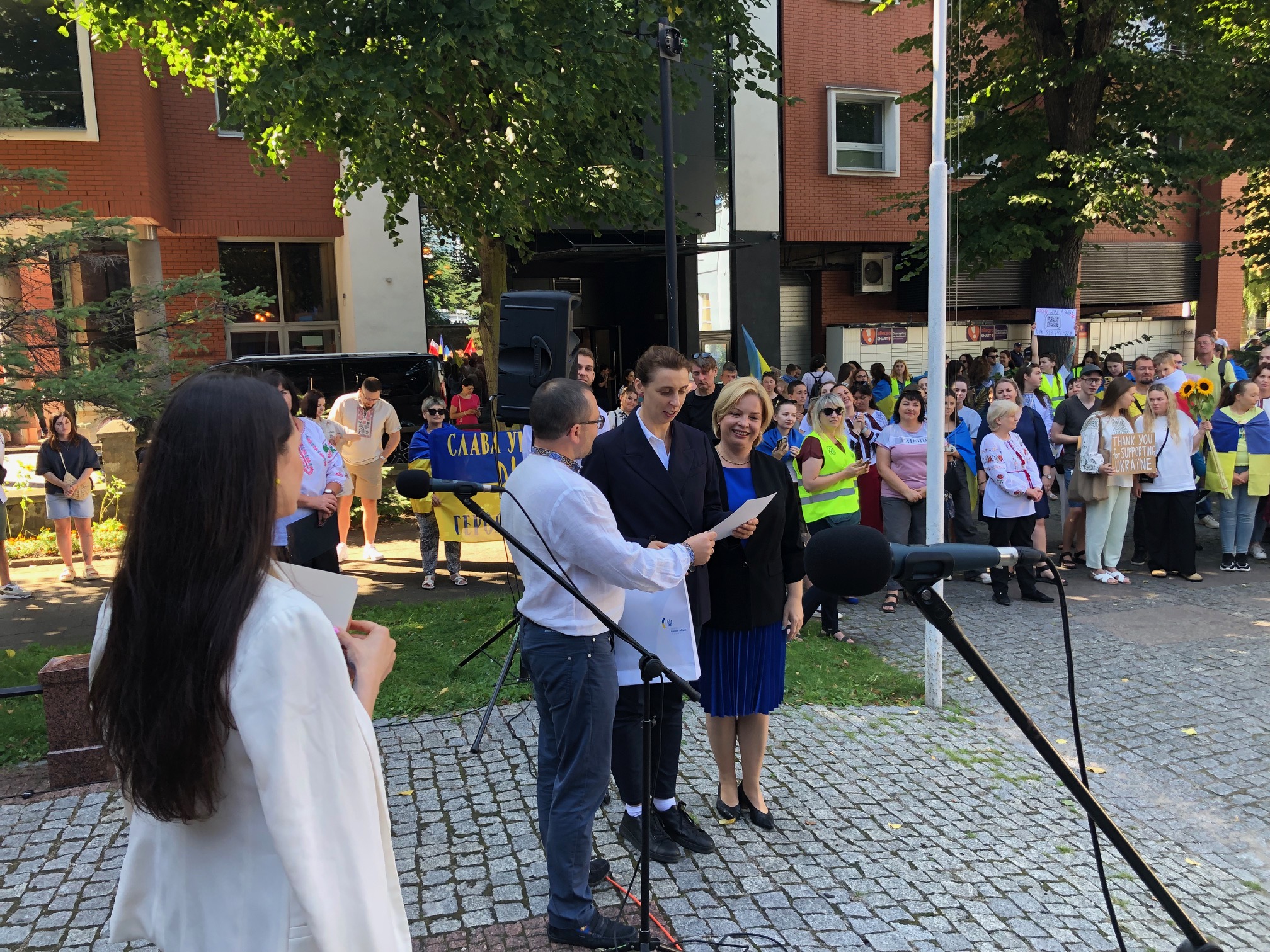 Wiceprezydentki Oktawia Gorzeńska i Monika Chabior odbierają z rąk konsula Ukrainy&nbsp;Ołeksandra Płodystyia&nbsp;dyplomy uznania za zasługi samorząd&oacute;w Gdańska i Gdyni na rzecz pomocy Ukrainie