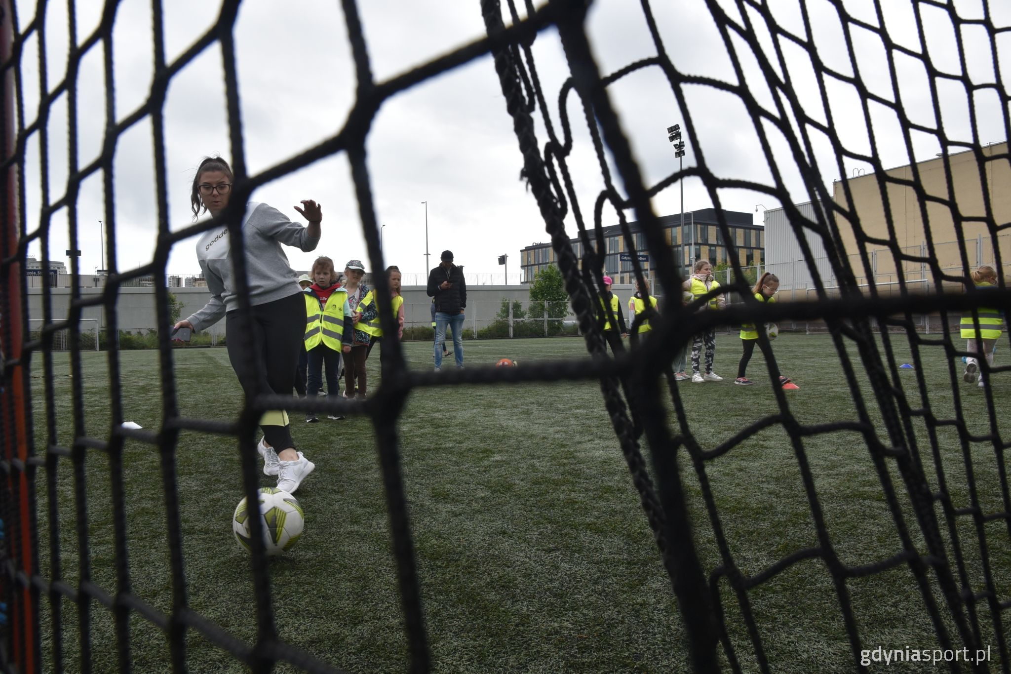 zdjęcia zza siatki bramki