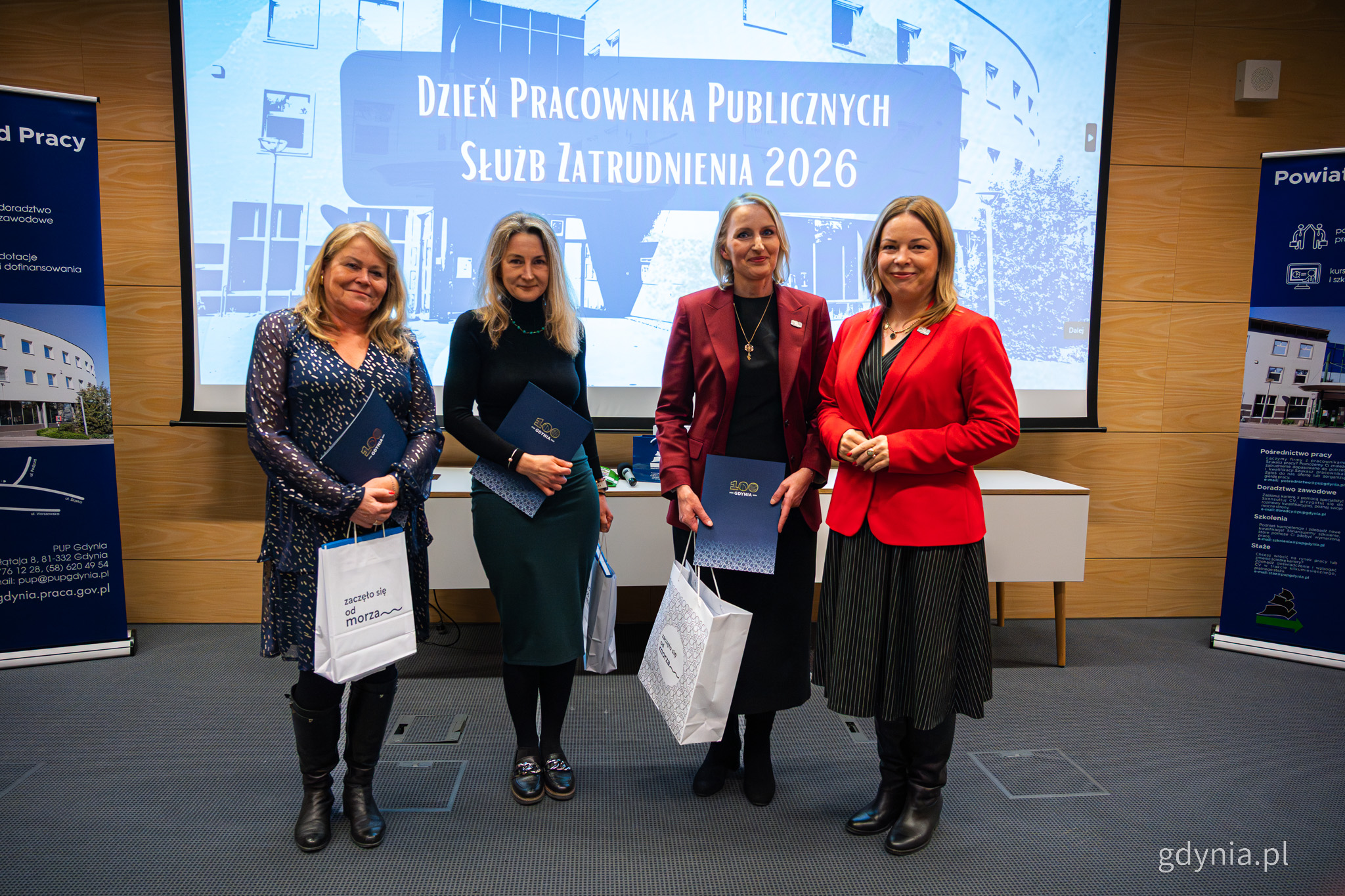Sala konferencyjna, do zdjęcia pozują wiceprezydentka Oktawia Gorzeńska, dyrektor PUP w Gdyni Jolanta Kluze i dwoje pracownik&oacute;w PUP