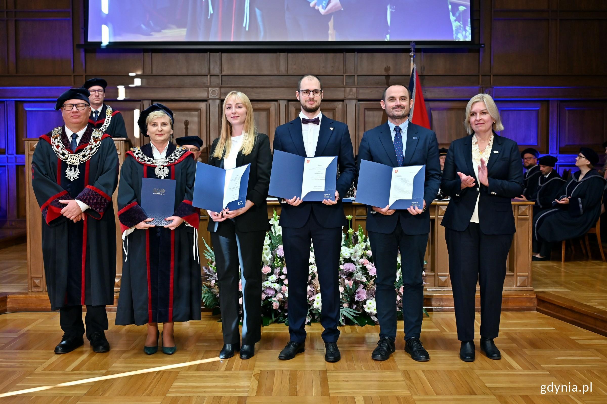 Przewodnicząca Rady Miasta Gdyni Beata Zastawna i prof. dr hab. inż. Krzysztof Wilde &ndash; rektor Politechniki Gdańskiej wraz z dwojgiem wyr&oacute;żnionych w konkursie o Nagrodę im. prof. Romualda Szczęsnego &ndash; Klaudią Gawin i Wojciechem Malottką oraz opiekunami ich prac podczas wręczenia nagr&oacute;d (fot. Magdalena Czernek)