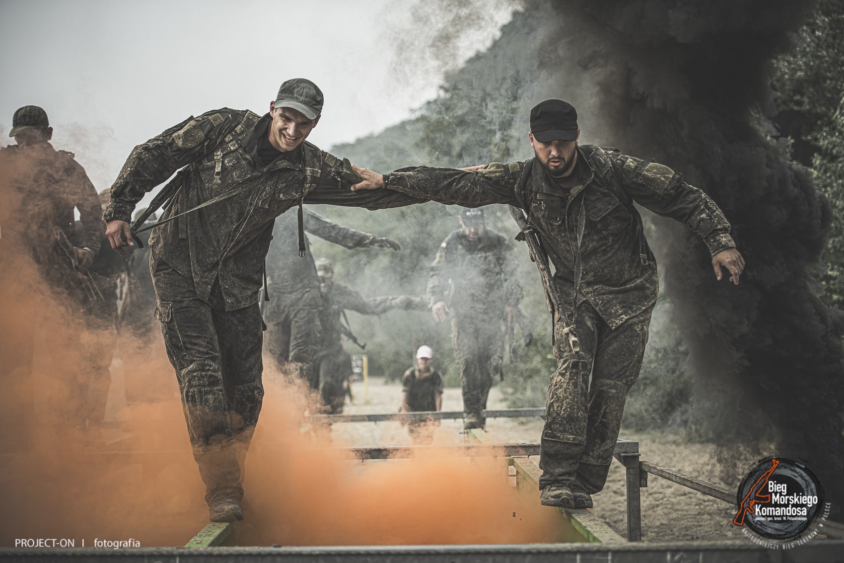 Dw&oacute;jka zawodnik&oacute;w Biegu Morskiego Komandosa w Gdyni podczas pokonywania przeszkody