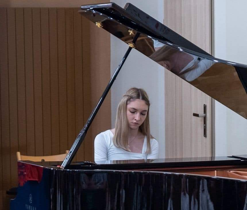 Emilia Sanecka gra na fortepianie