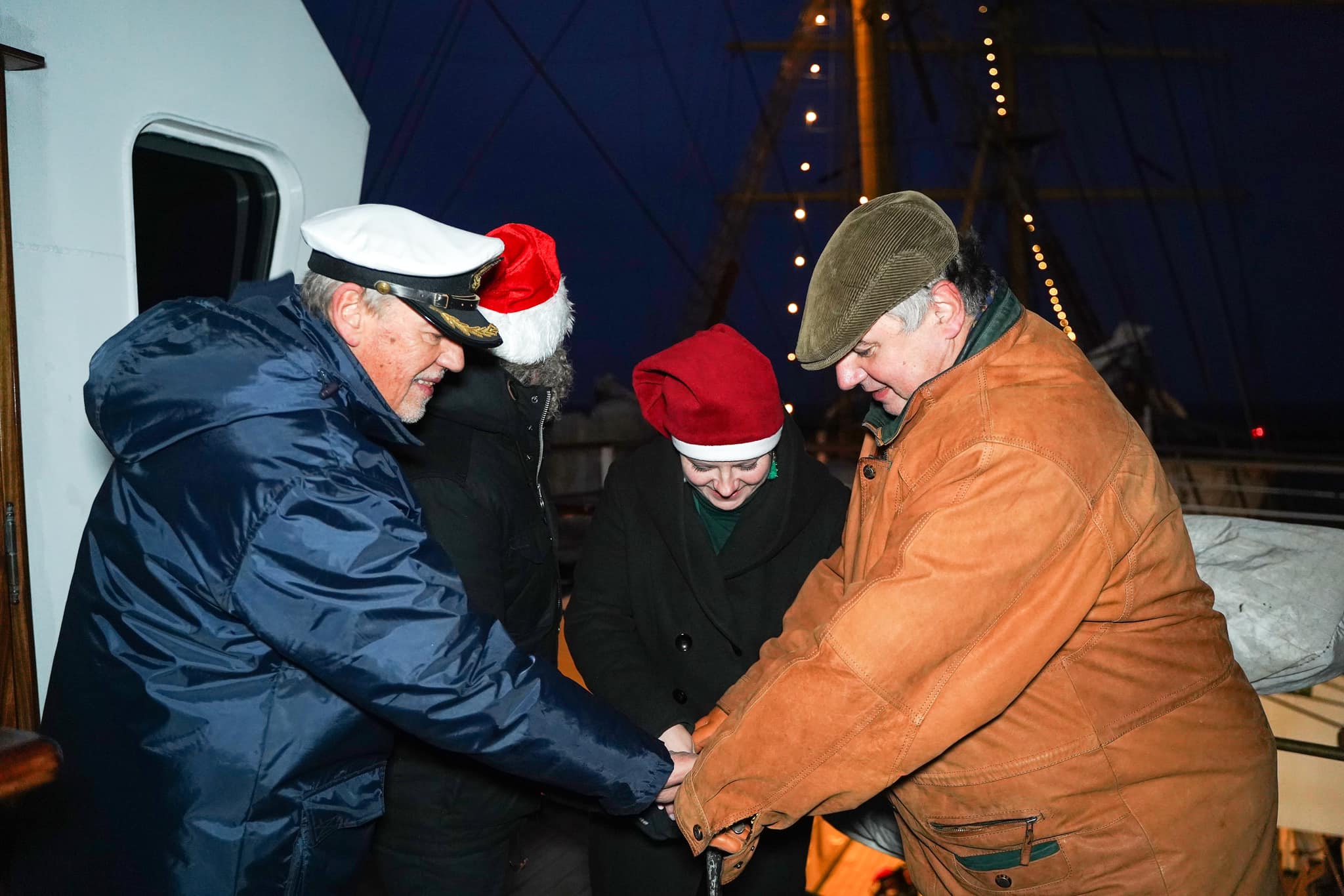 Choinkę na fregacie uroczyście rozświetlili: prezydent Gdyni Aleksandra Kosiorek, rektor Uniwersytetu Morskiego&nbsp;prof. dr hab. inż. kpt. ż. w.&nbsp;Adam Weintrit, dyrektor Działu Armatorskiego i Praktyk Morskim kpt. ż.w. Dariusz Jellonnek oraz komendant S/V &bdquo;Dar Młodzieży&rdquo; &ndash; kpt. ż.w. Mirosław Peszkowski