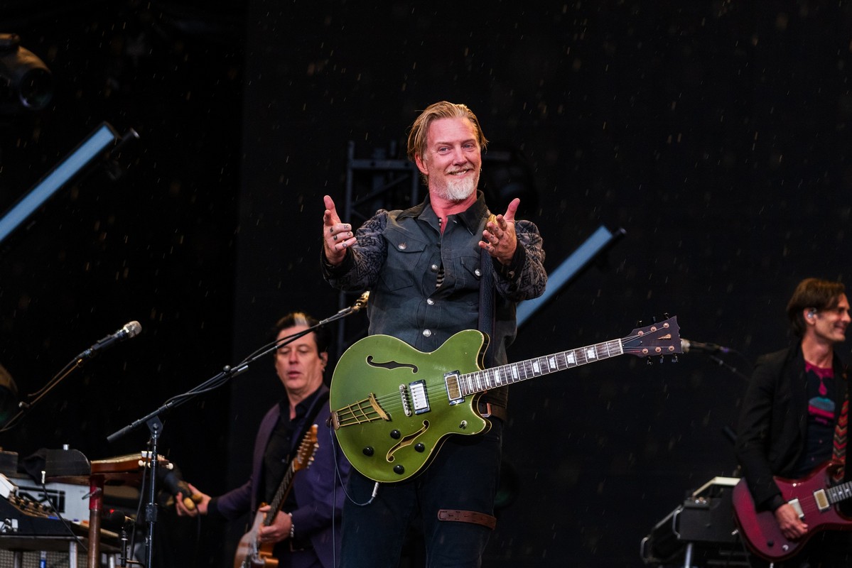 Queens of the Stone Age podczas koncertu na scenie gł&oacute;wnej Open'er Festivalu 2023 // fot. Krzysztof Szlęzak / facebook.com/openerfestival