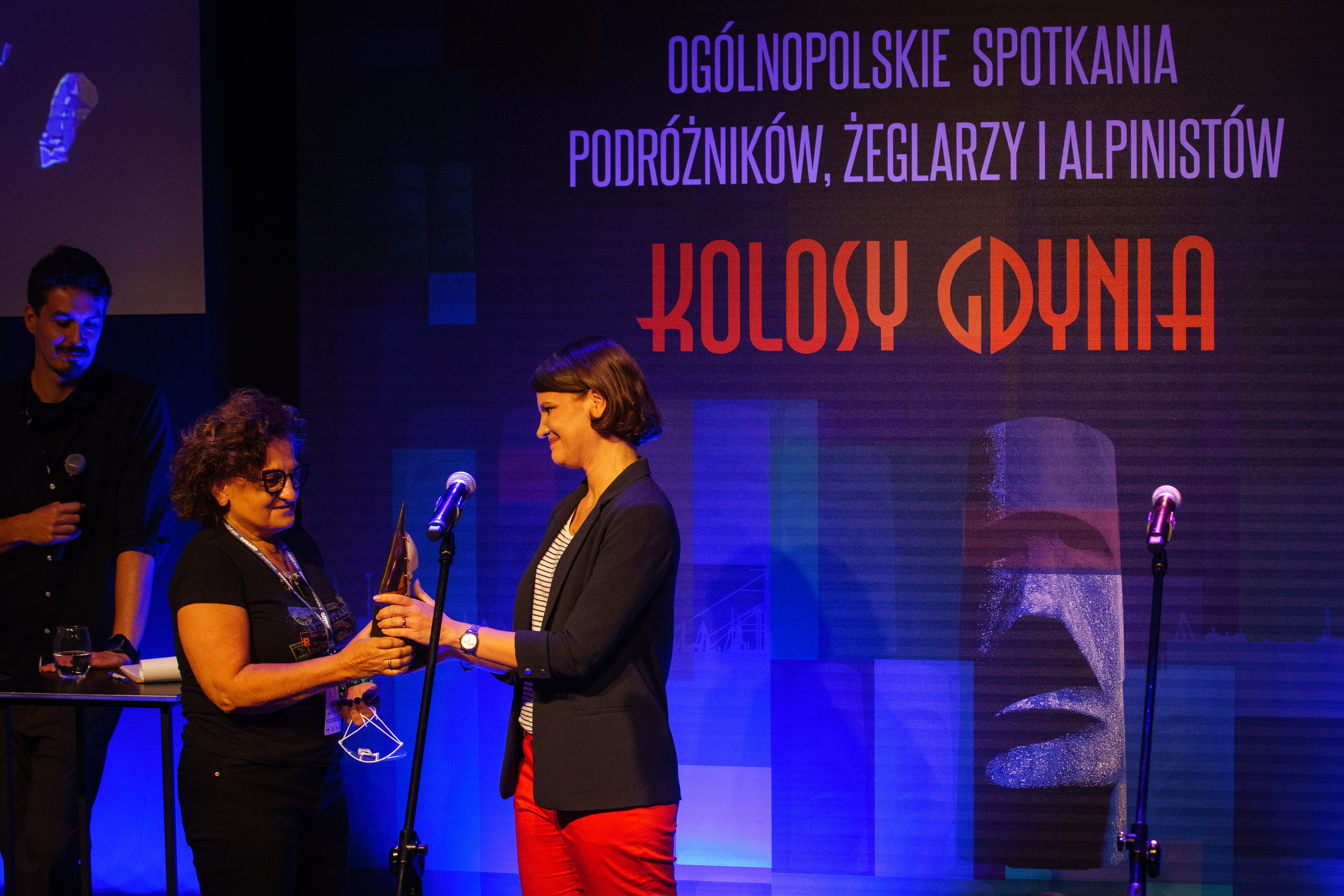 Wiceprezydent Gdyni Katarzyna Gruszecka-Spychała wręcza statuetkę Anicie Pogorzelskiej - laureatce nagrody Wiecznie Młodzi. Za nimi prowadzący galę wręczenia Kolos&oacute;w - Tomasz Michniewicz // fot. Anna Rezulak
