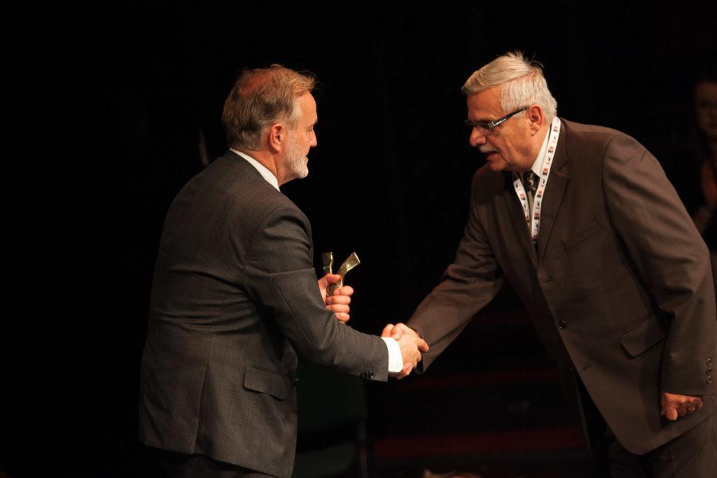 Wojciech Szczurek - prezydent Gdyni wręcza jedną z nagr&oacute;d podczas gali otwarcia Festiwalu NNW w Teatrze Muzycznym, fot. materiały prasowe