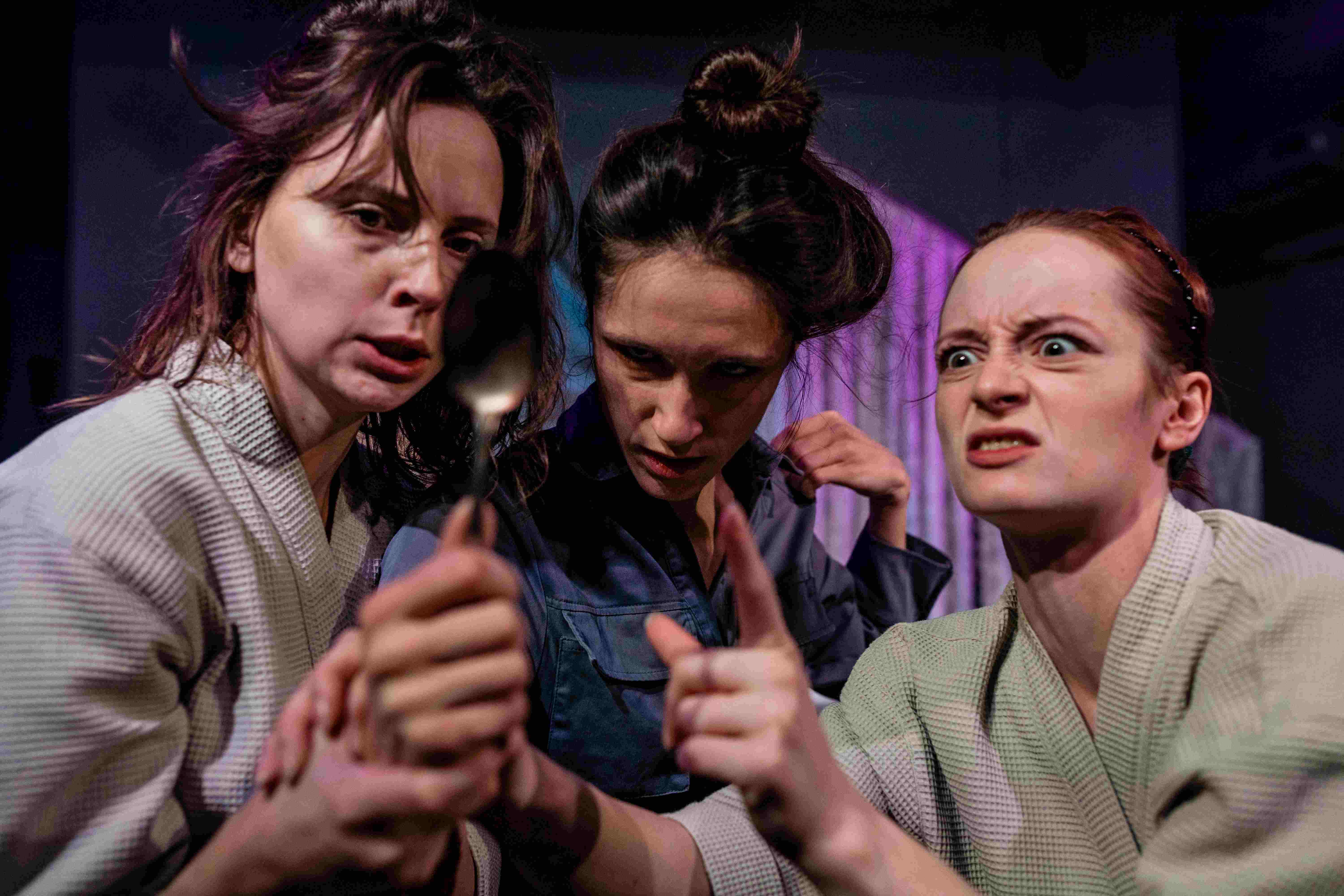 Aktorzy w spektaklu &bdquo;Czarownice&rdquo;