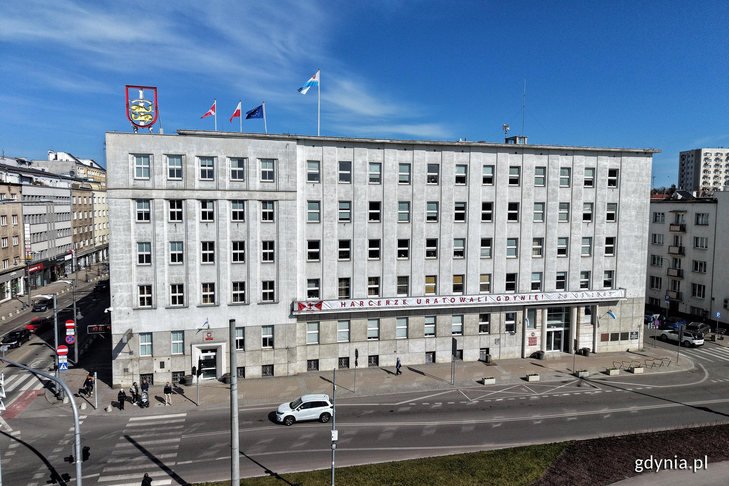 Urząd Miasta Gdyni: baner ku czci harcerzy (fot. Michał Puszczewicz)