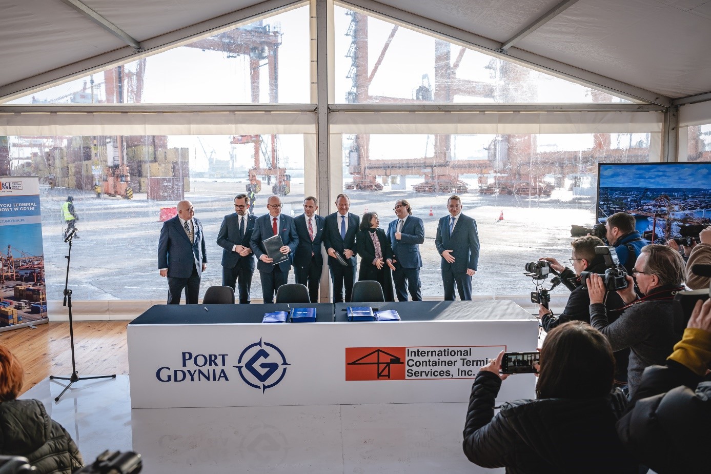 Podpisanie umowy na kolejnych 30 lat dzierżawy terminalu w Gdyni przez przedstawcieli Portu Gdynia i ICTSI, fot. Tomasz Kamiński / mat. prasowe Portu Gdynia