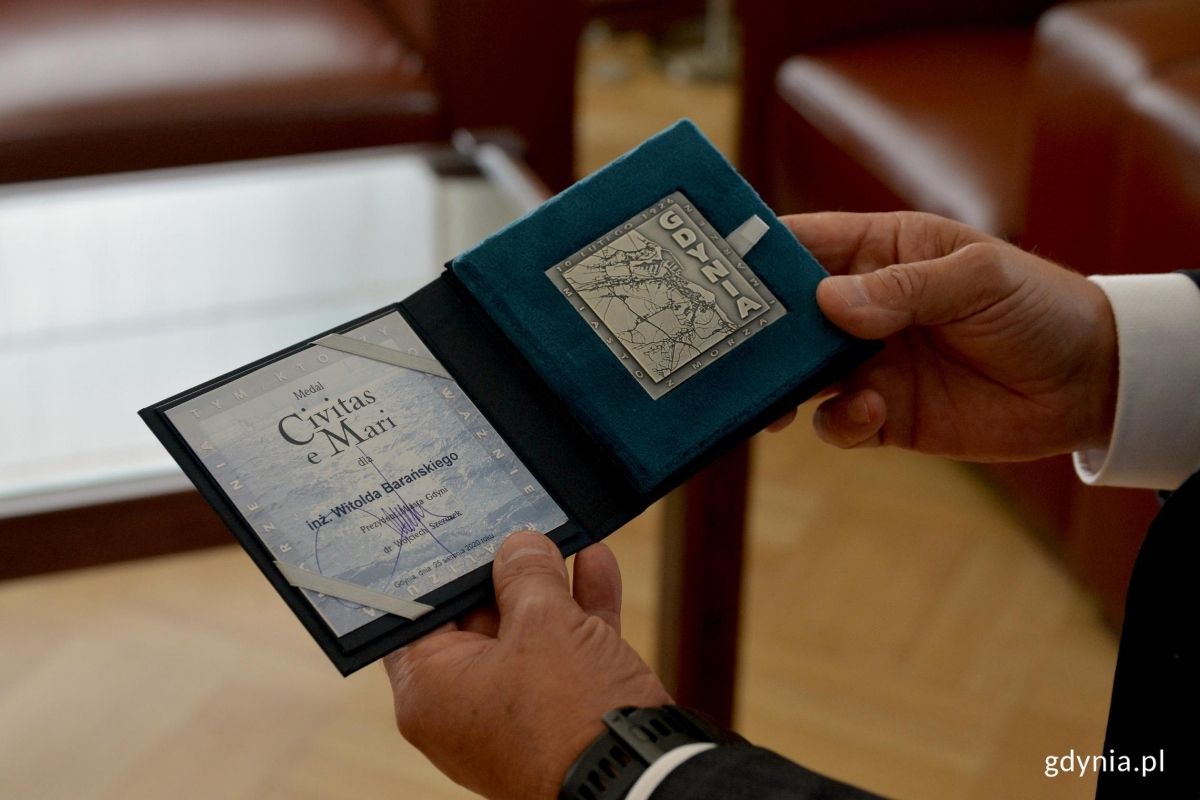 Prezydent Wojciech Szczurek przyznał Witoldowi Barańskiemu medal "Civitas e Mari". // fot. Paweł Marszałkowski