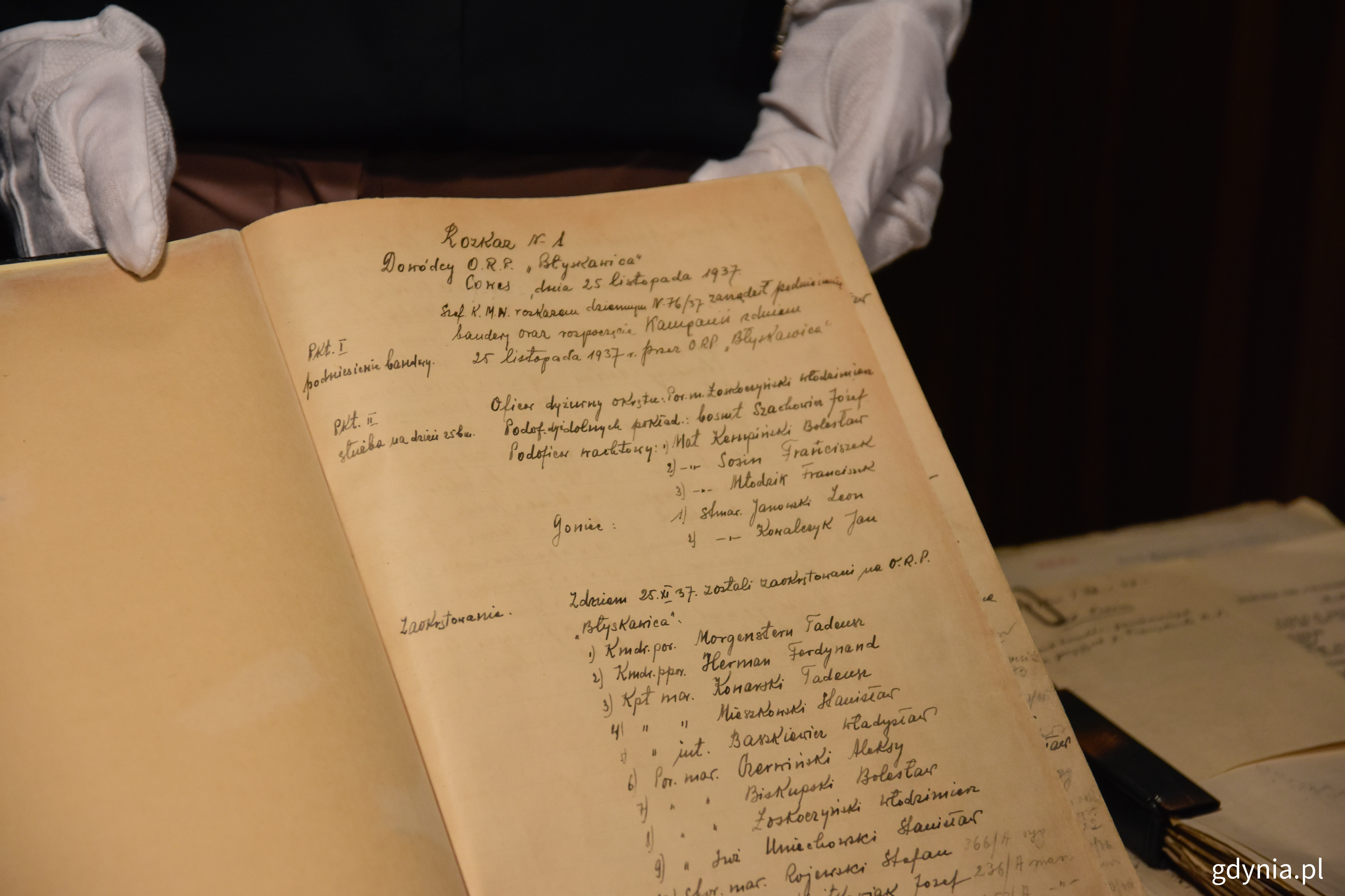 Fragment dziennika zawierającego rozkazy dzienne okrętu ORP &bdquo;Błyskawica&rdquo; z lat 1937-1938 // fot. Marcin Mielewski