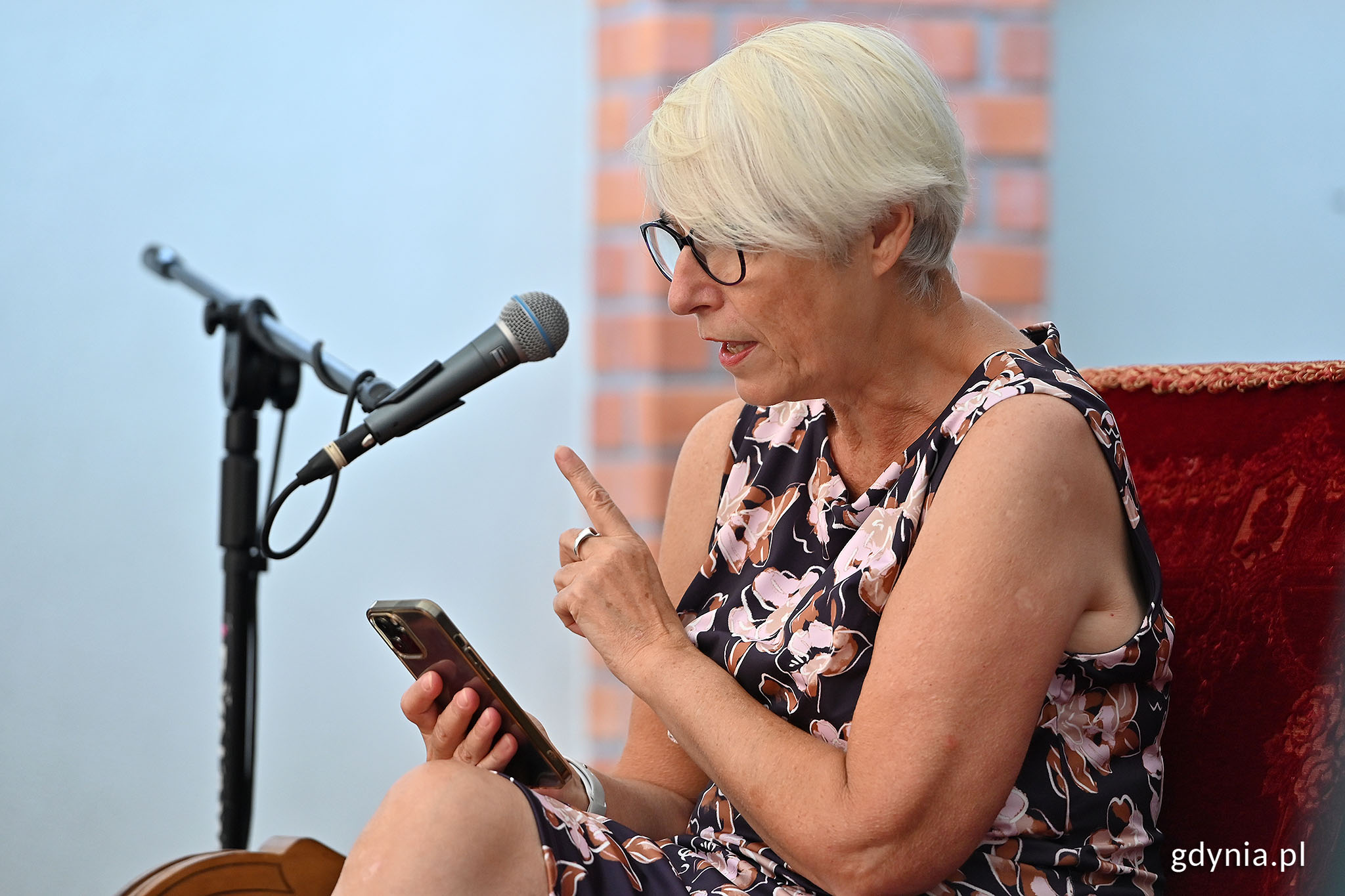 Narodowe Czytanie w Gdyni 2023. Joanna Zielińska, przewodnicząca Rady Miasta Gdynia czyta "Nad Niemnem". 