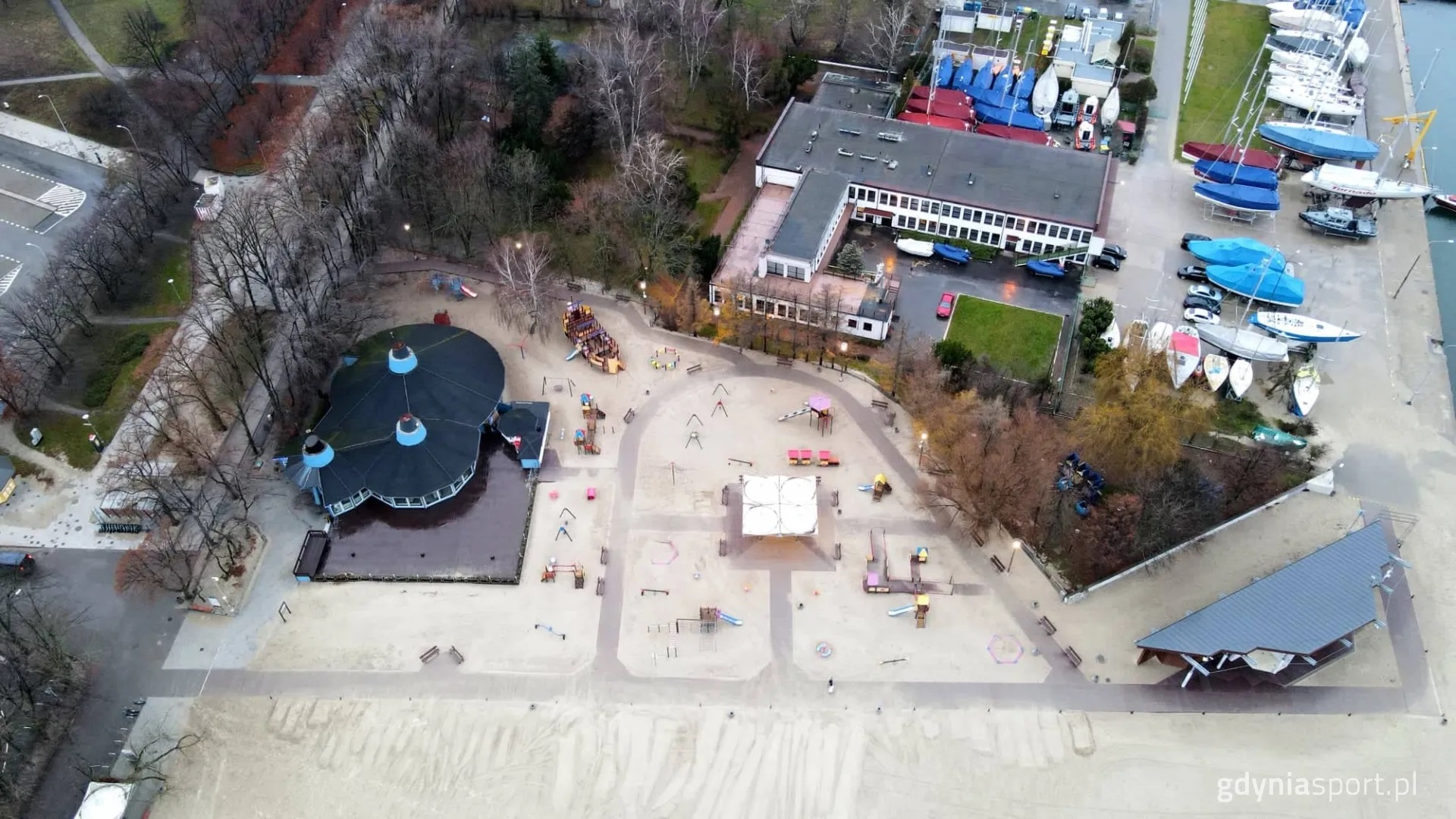 Na Plaży Miejskiej w Gdyni zbudowany został zupełnie nowy ciąg dla pieszych