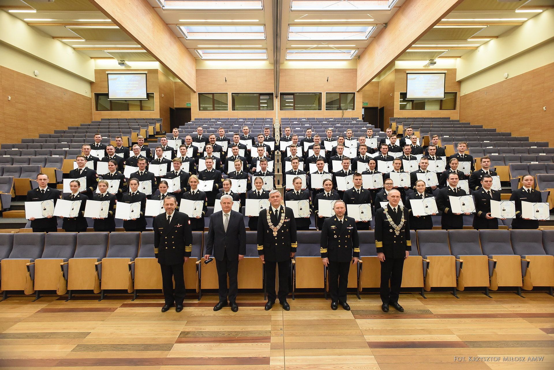 75 podchorążych Akademii Marynarki Wojennej otrzymało dyplomy // fot. Krzysztof Miłosz (AMW)