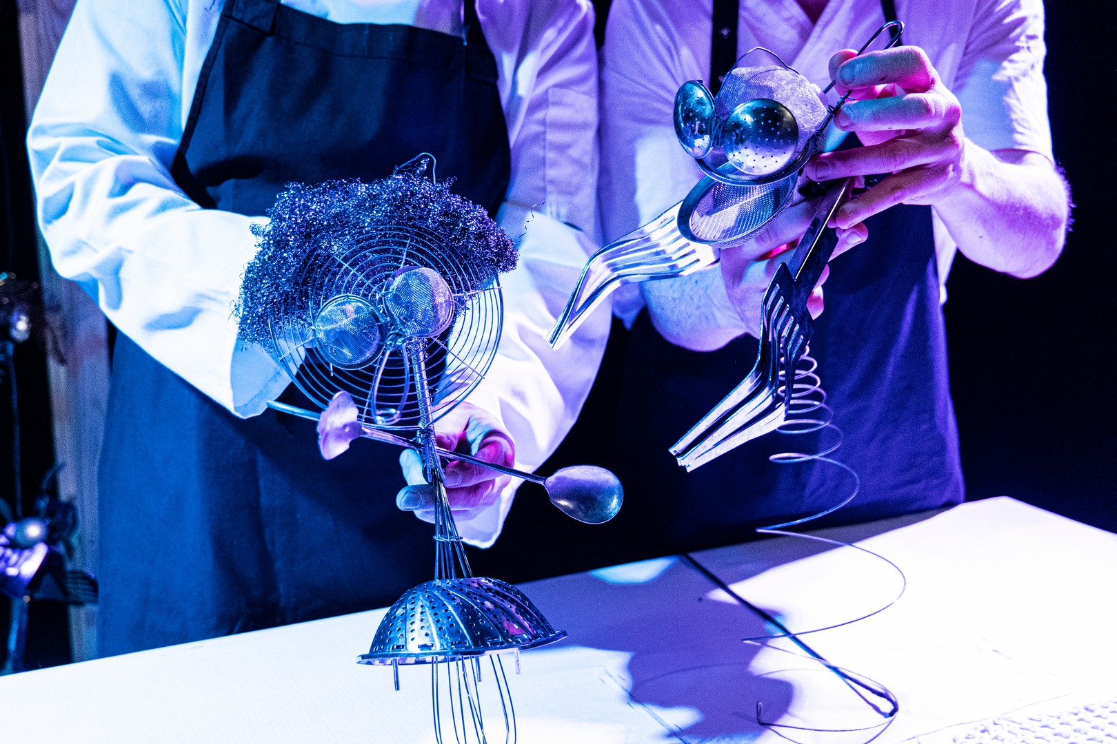 &bdquo;Wielkie Ciasto&rdquo;: dw&oacute;ch aktor&oacute;w trzyma w rękach r&oacute;żne sprzęty kuchenne