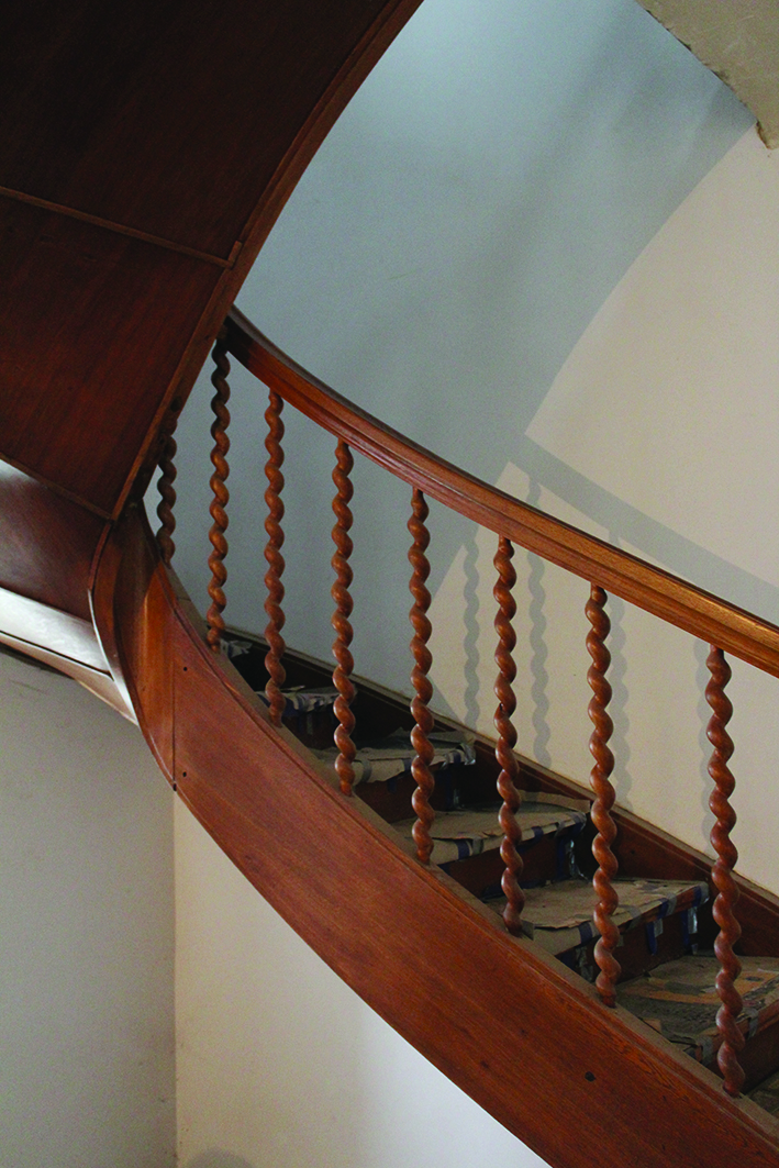 Profilowane słupki balustrady schod&oacute;w w willi przy ul. Chylońskiej 112