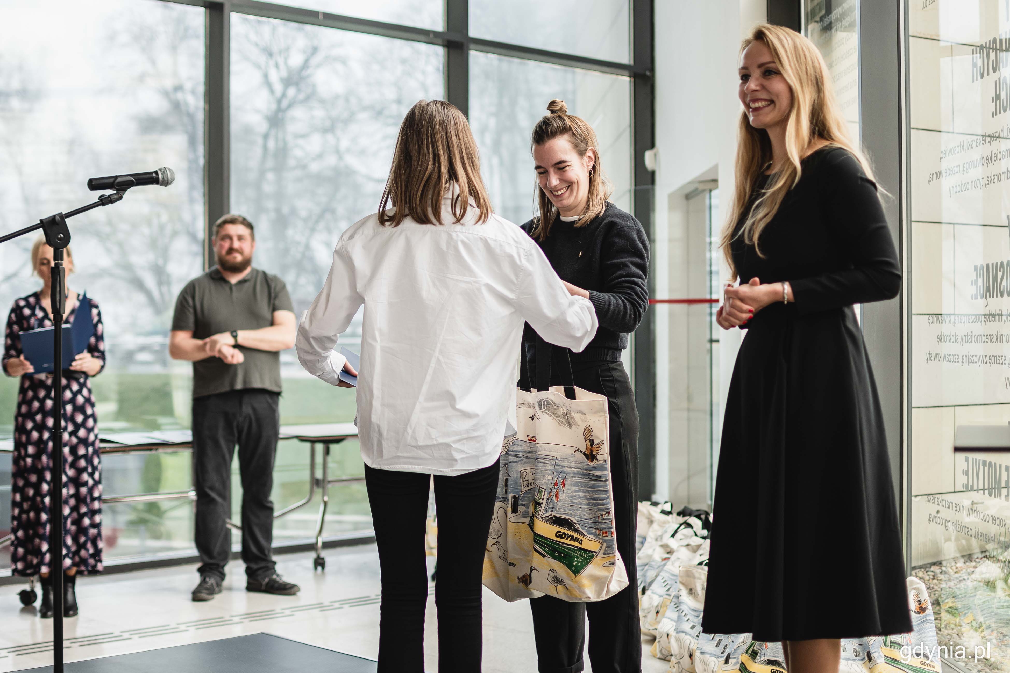 Jedną z nagr&oacute;d wręczają Zofia R&oacute;życka, autorka ilustracji do książki i kampanii (w środku) oraz Ewelina Staniewicz z Eko Doliny, jednego z partner&oacute;w konkursu (z prawej), fot. Kamil Złoch