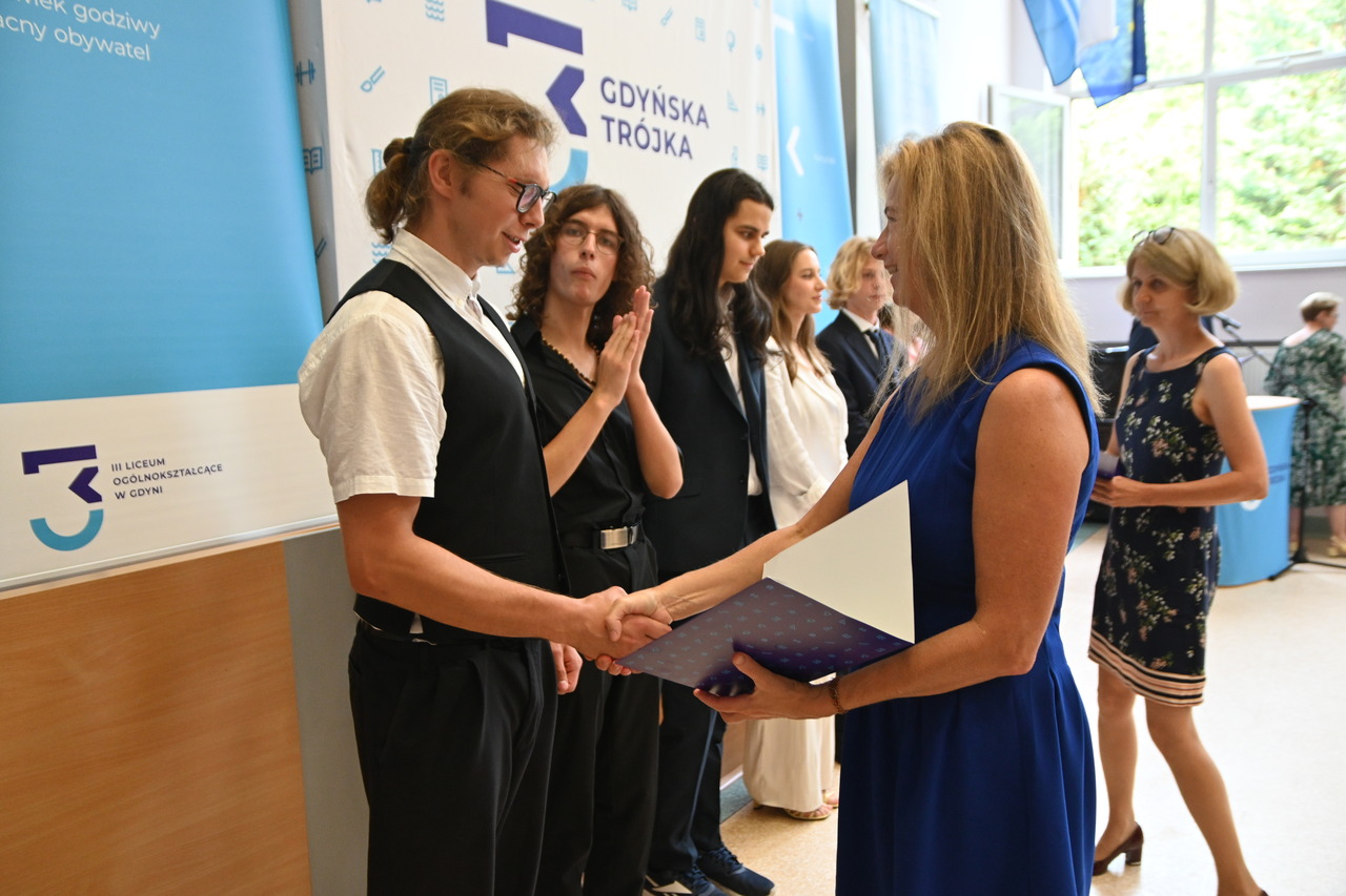 Podw&oacute;jny jubileusz III LO im. Marynarki Wojennej w Gdyni - wręczanie nagr&oacute;d uczniom i absolwentom. 