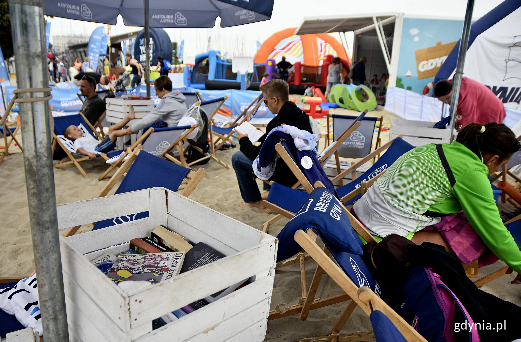 Przystań Książki na plaży miejskiej, fot. Kamil Złoch