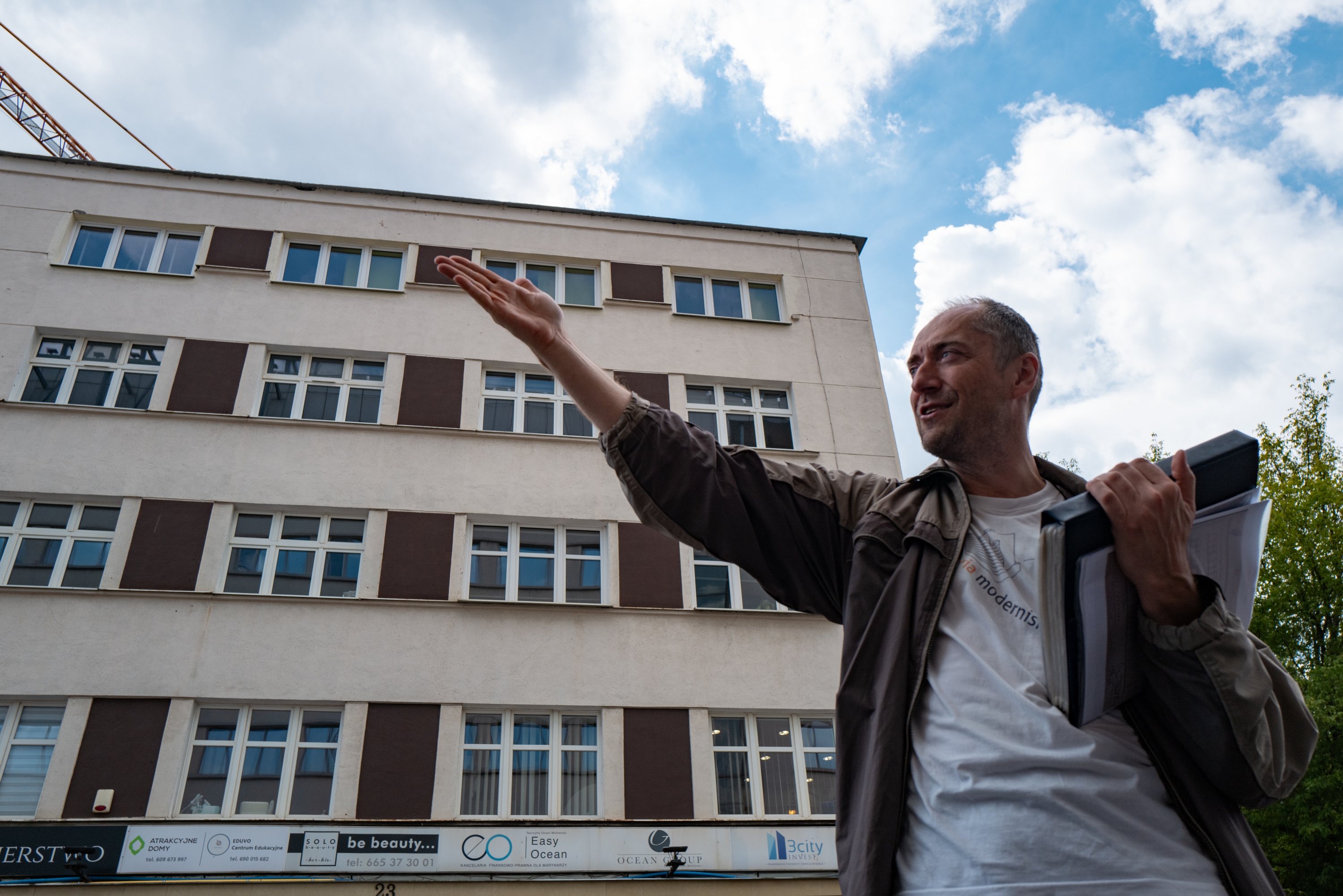 Przewodnik na spacerze z modernizmem