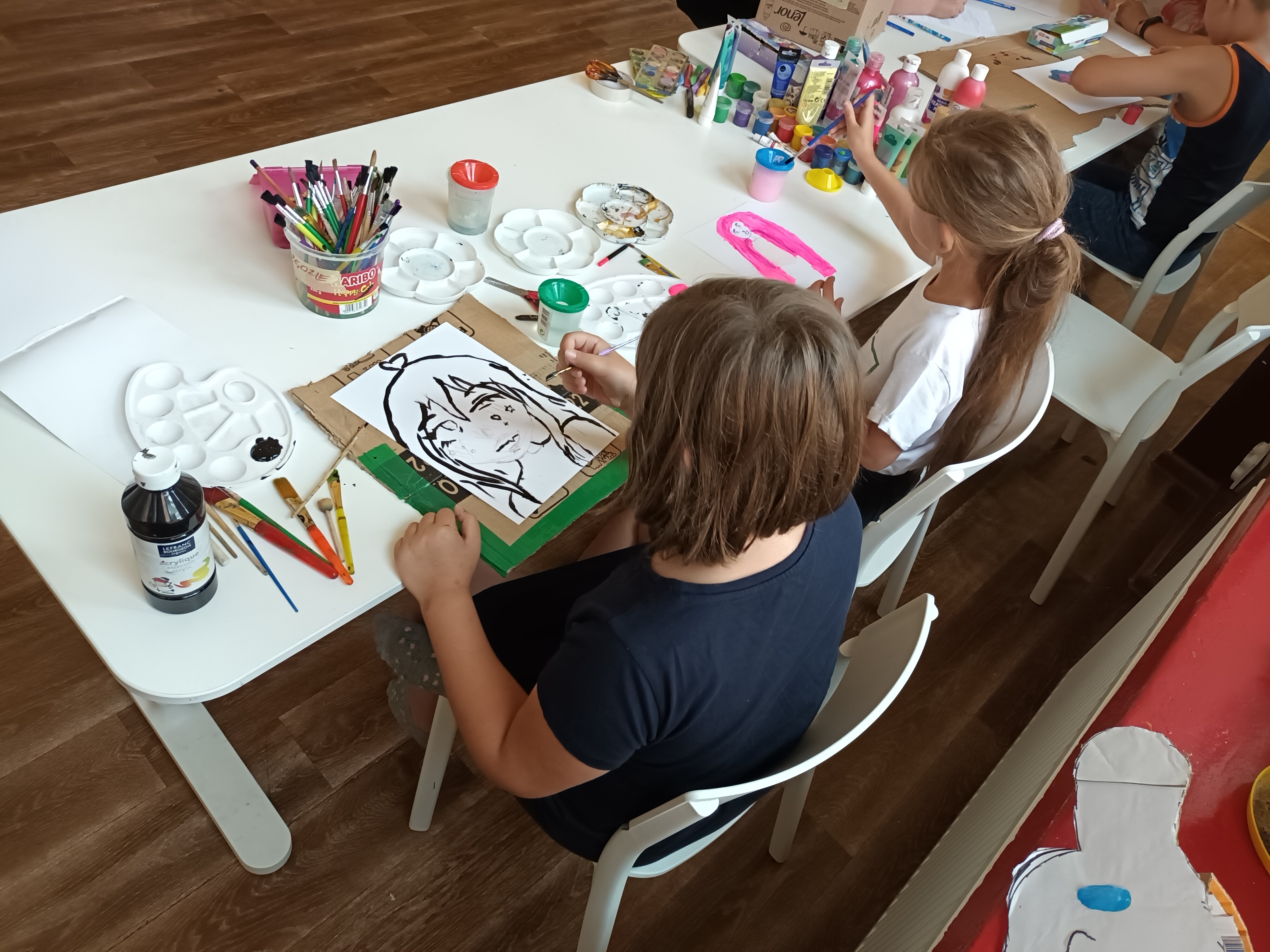 Dw&oacute;jka dzieci podczas zajęć plastycznych 